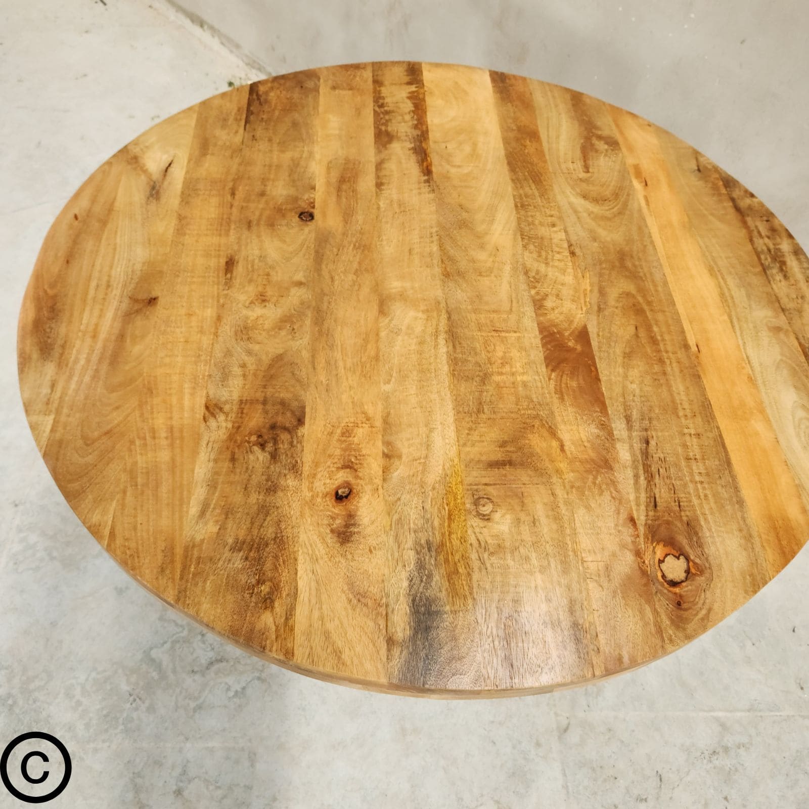 Apportez une touche de raffinement naturel et de modernité à votre intérieur avec cette magnifique table industrielle ronde by Kukuu, idéale pour créer une ambiance chaleureuse et conviviale.