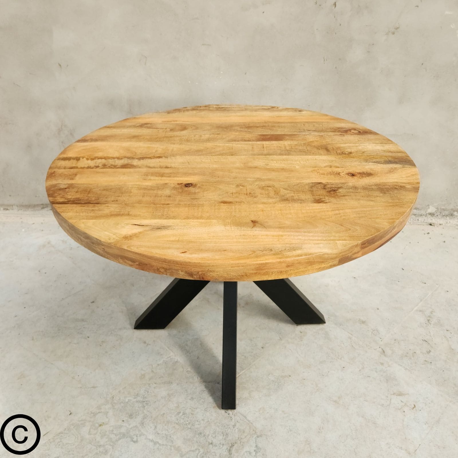 Apportez une touche de raffinement naturel et de modernité à votre intérieur avec cette magnifique table industrielle ronde by Kukuu, idéale pour créer une ambiance chaleureuse et conviviale.