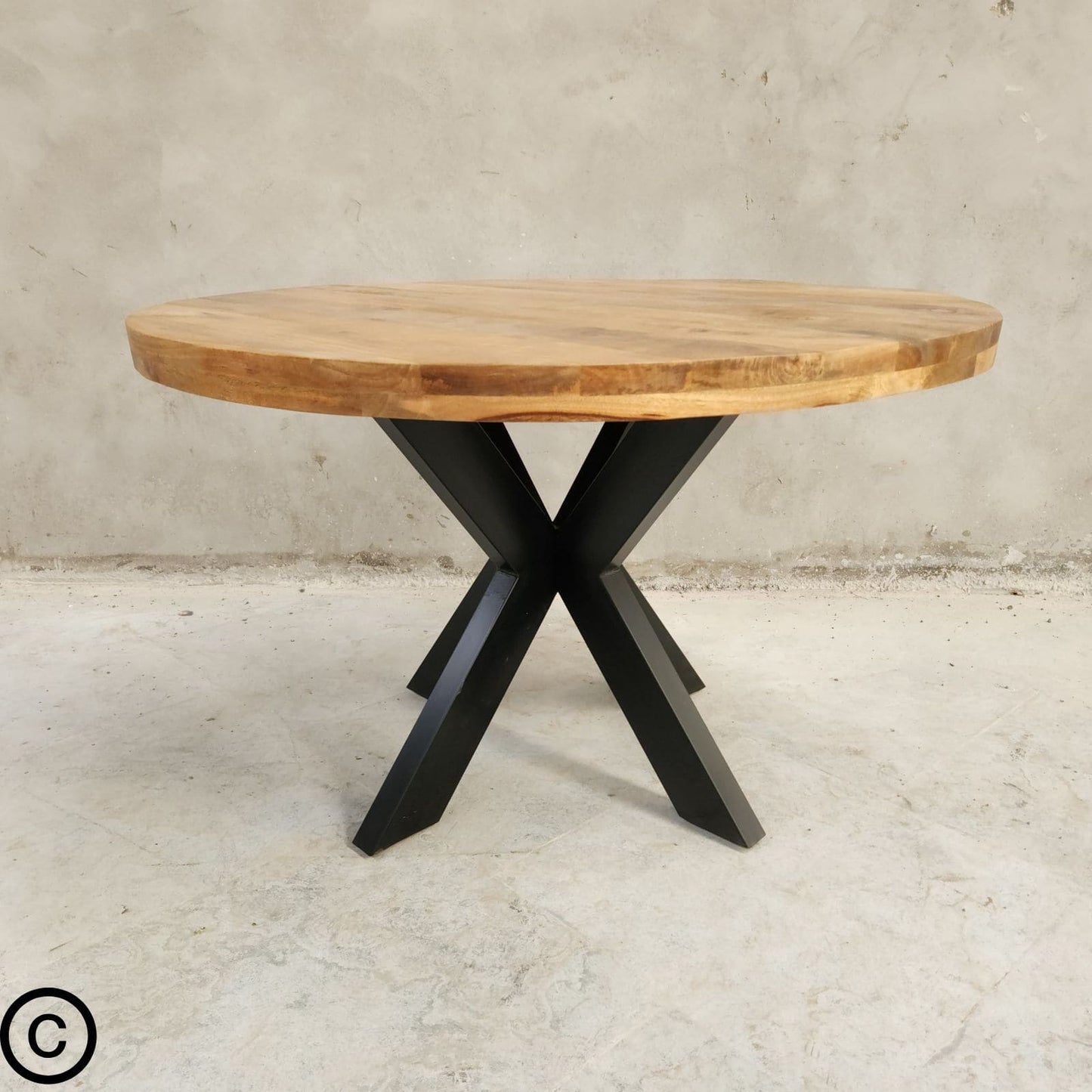Apportez une touche de raffinement naturel et de modernité à votre intérieur avec cette magnifique table industrielle ronde by Kukuu, idéale pour créer une ambiance chaleureuse et conviviale.