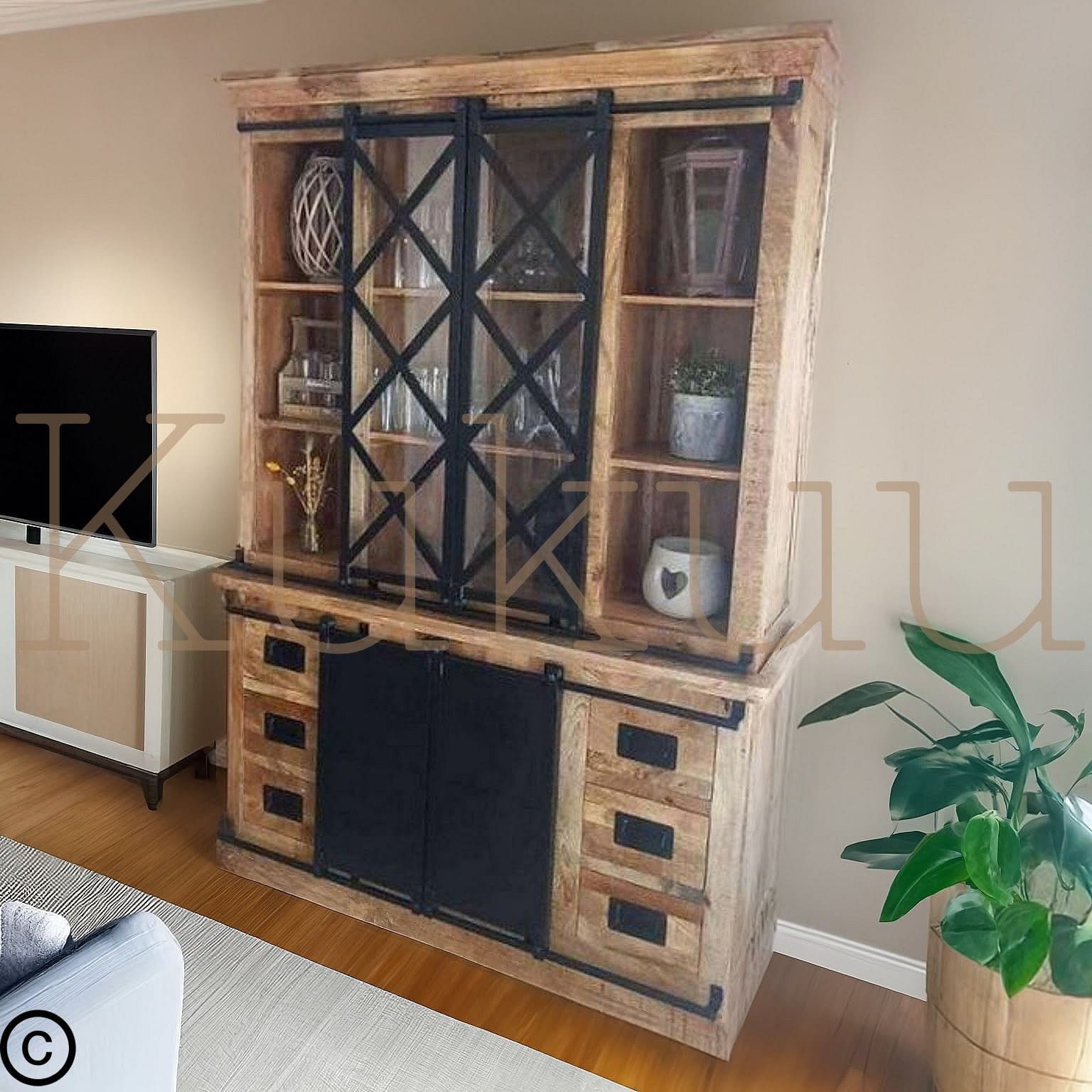 Ce vaisselier industriel a été fabriqué à partir de bois massif de manguier pour sa structure et d'acier et verre pour ses portes coulissantes. Kukuu, meubles industriels de qualité.