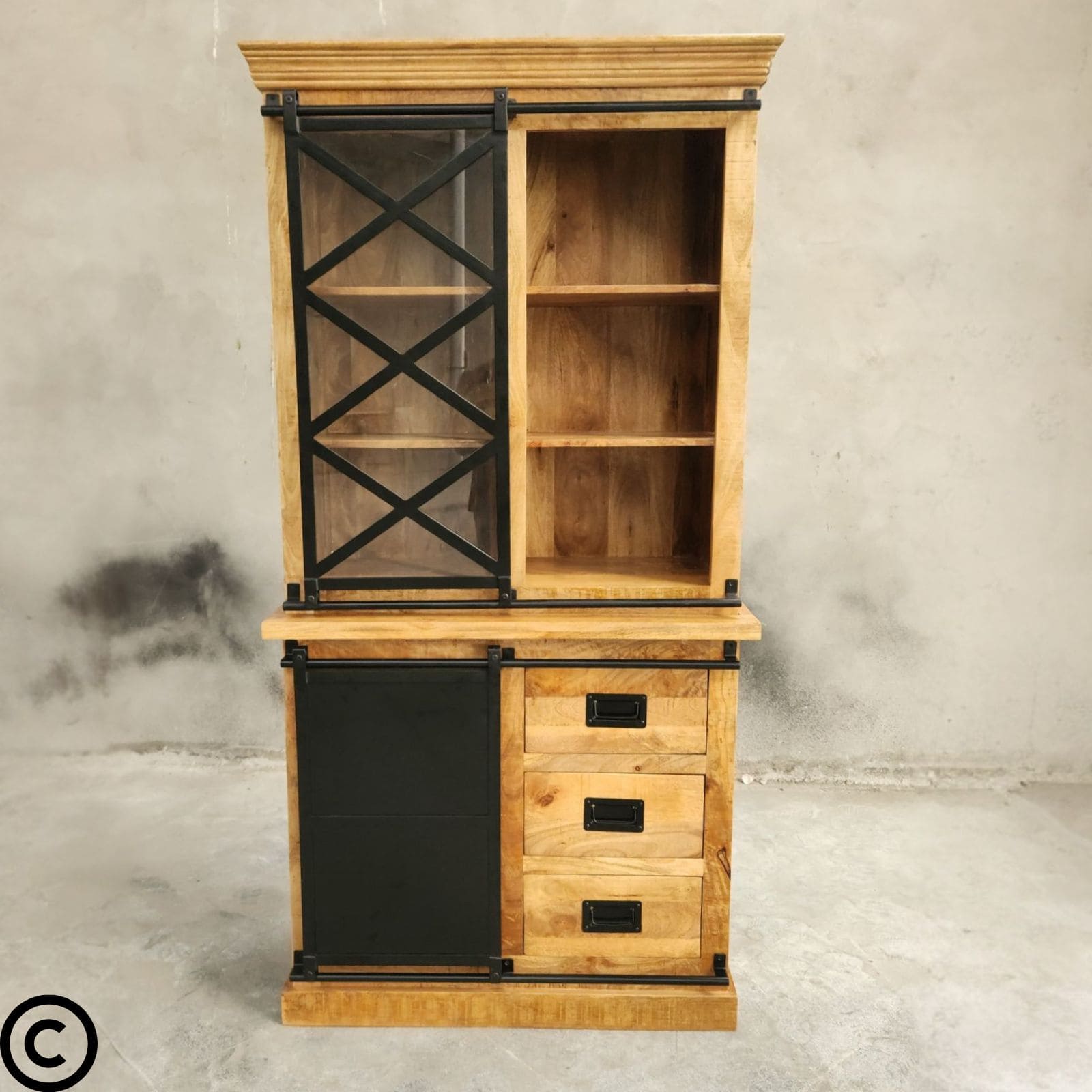 Notre vaisselier industriel 100 cm a été fabriqué en bois massif de manguier et acier. Mesures: 100 x 45 x 200 cm. Kukuu, meubles industriels de qualité.