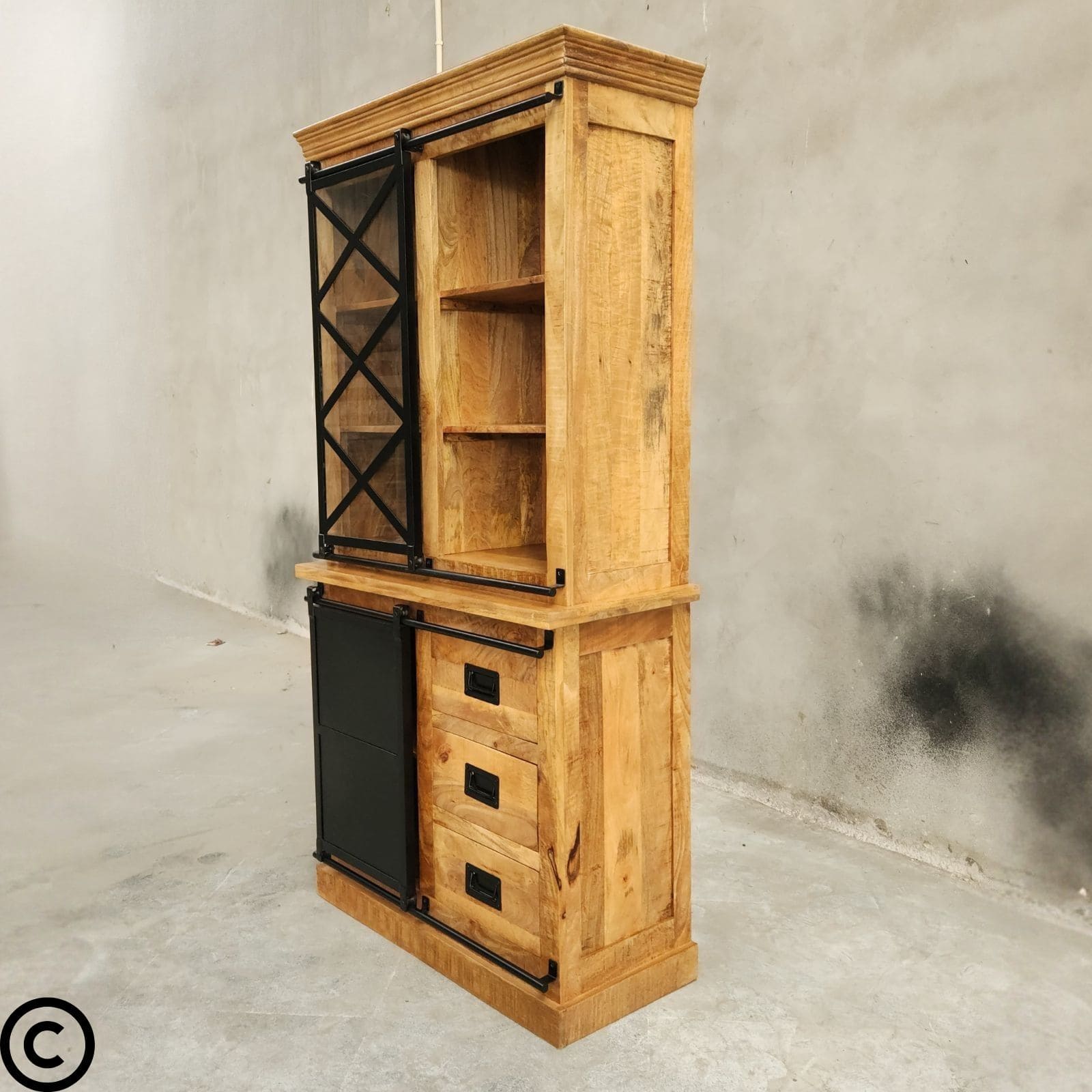 Notre vaisselier industriel 100 cm a été fabriqué en bois massif de manguier et acier. Mesures: 100 x 45 x 200 cm. Kukuu, meubles industriels de qualité.