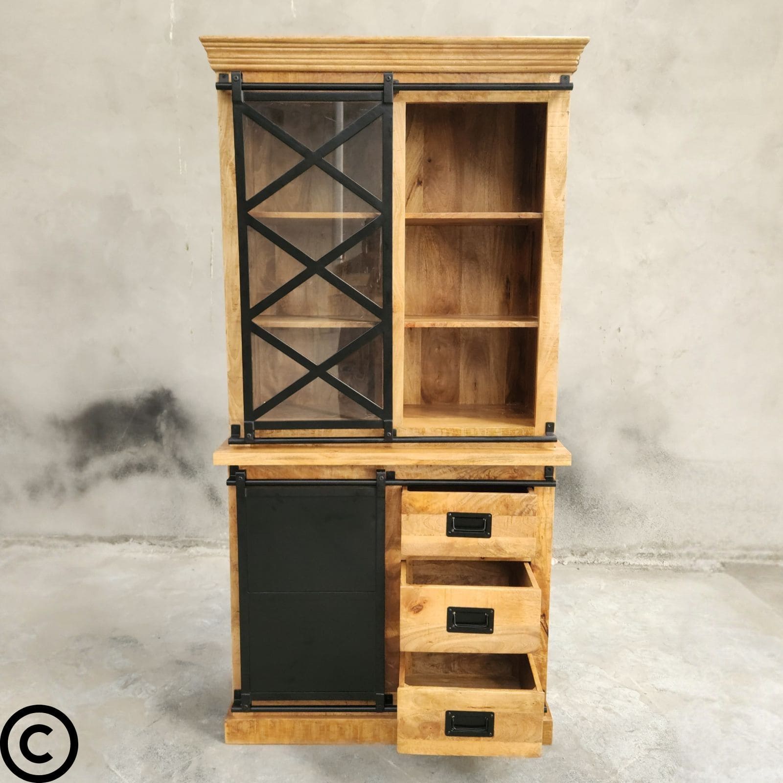 Notre vaisselier industriel 100 cm a été fabriqué en bois massif de manguier et acier. Mesures: 100 x 45 x 200 cm. Kukuu, meubles industriels de qualité.