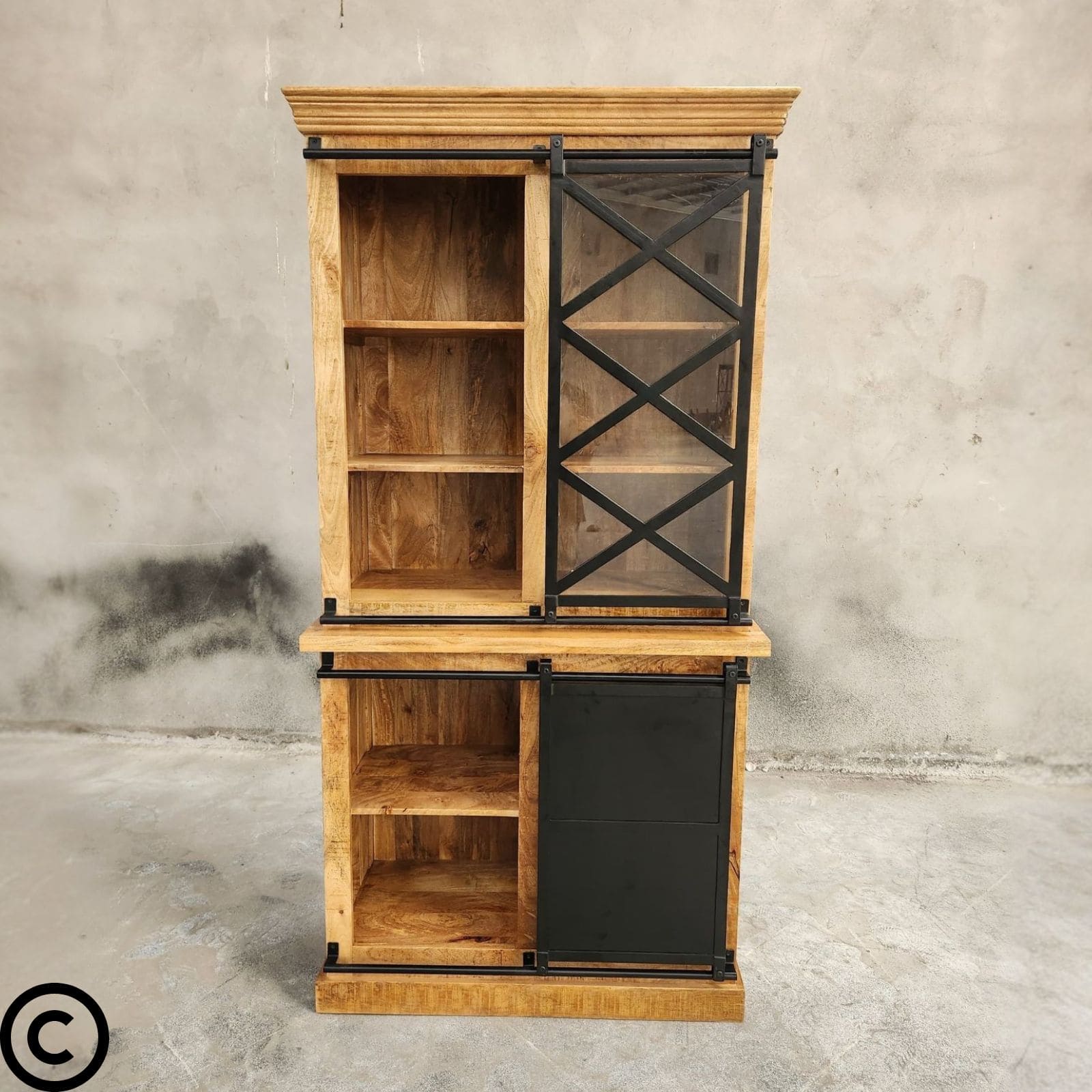 Notre vaisselier industriel 100 cm a été fabriqué en bois massif de manguier et acier. Mesures: 100 x 45 x 200 cm. Kukuu, meubles industriels de qualité.