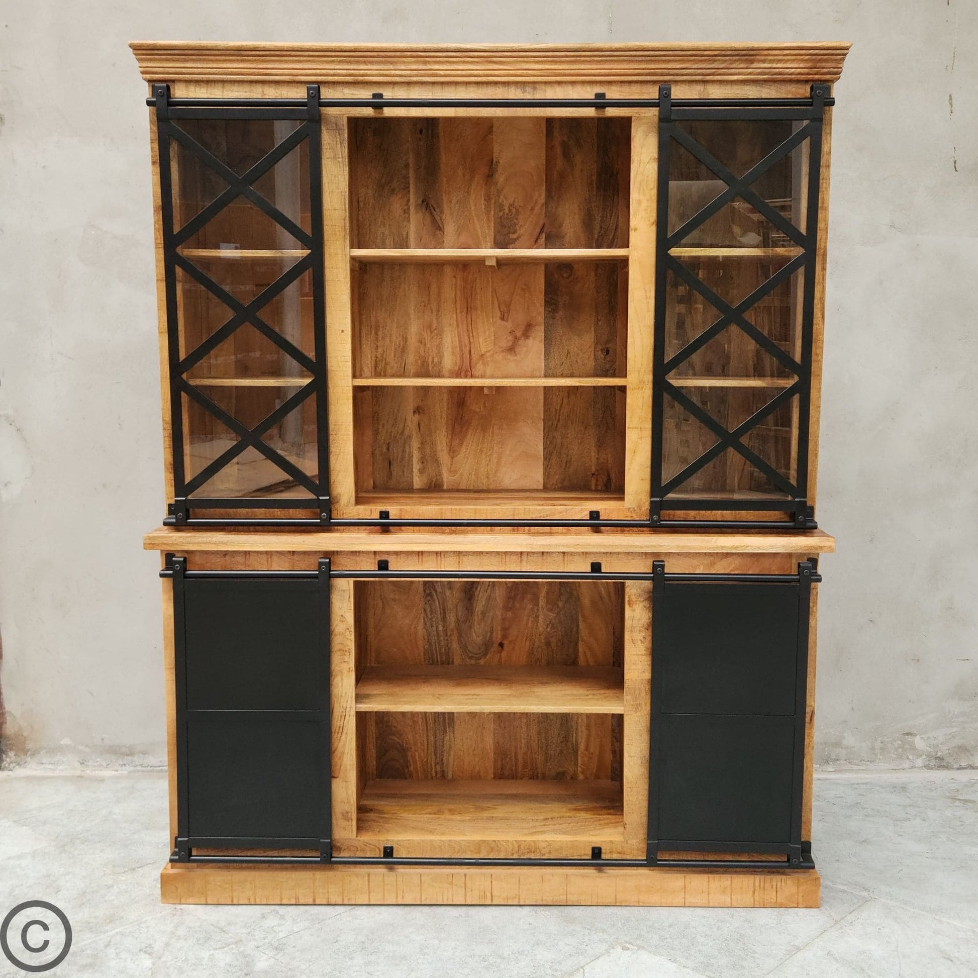 Ce vaisselier industriel a été fabriqué à partir de bois massif de manguier pour sa structure et d'acier et verre pour ses portes coulissantes. Kukuu, meubles industriels de qualité.