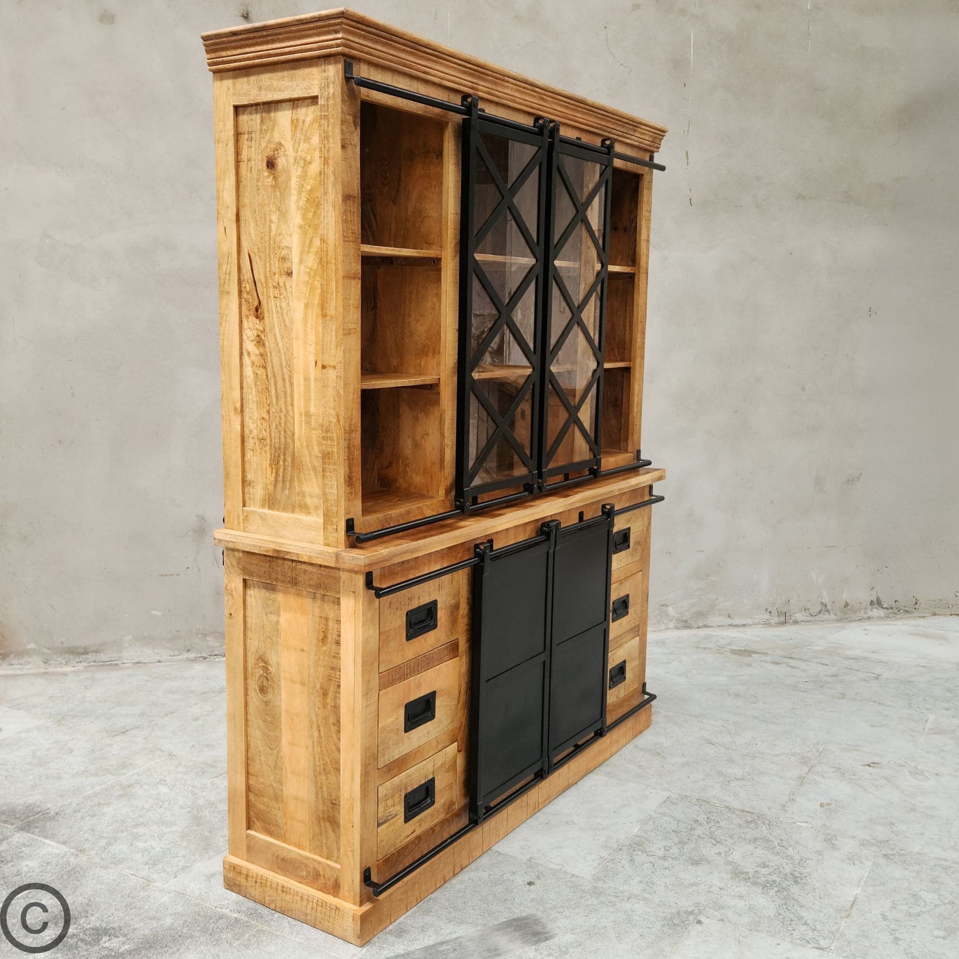 Ce vaisselier industriel a été fabriqué à partir de bois massif de manguier pour sa structure et d'acier et verre pour ses portes coulissantes. Kukuu, meubles industriels de qualité.