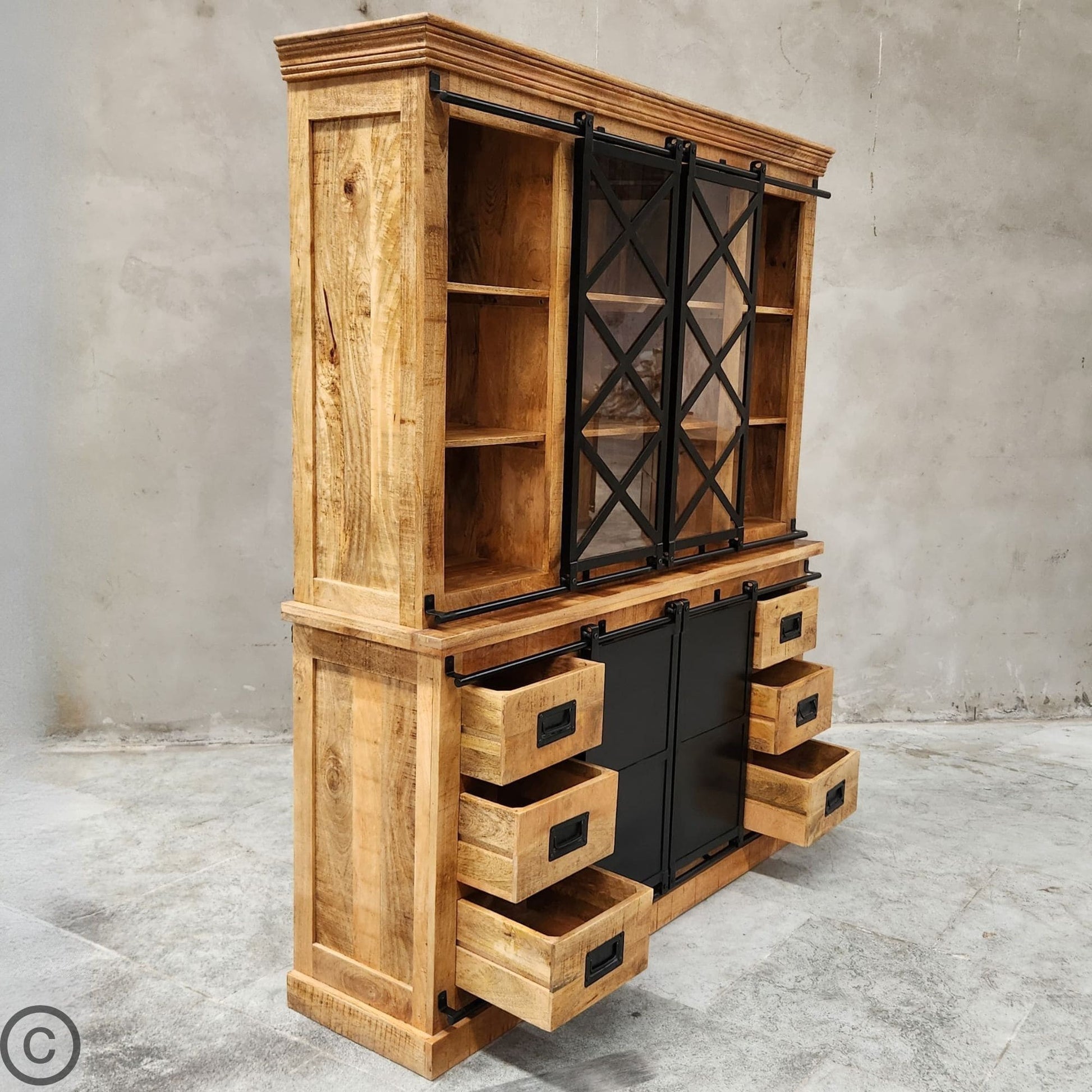 Ce vaisselier industriel a été fabriqué à partir de bois massif de manguier pour sa structure et d'acier et verre pour ses portes coulissantes. Kukuu, meubles industriels de qualité.