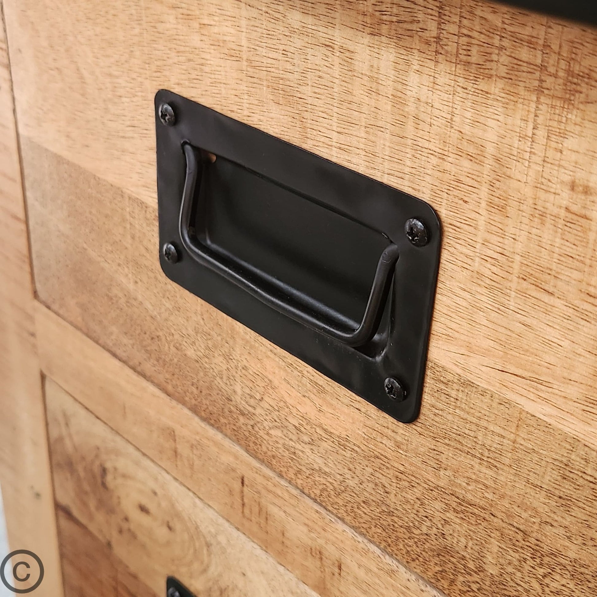 Ce vaisselier industriel a été fabriqué à partir de bois massif de manguier pour sa structure et d'acier et verre pour ses portes coulissantes. Kukuu, meubles industriels de qualité.