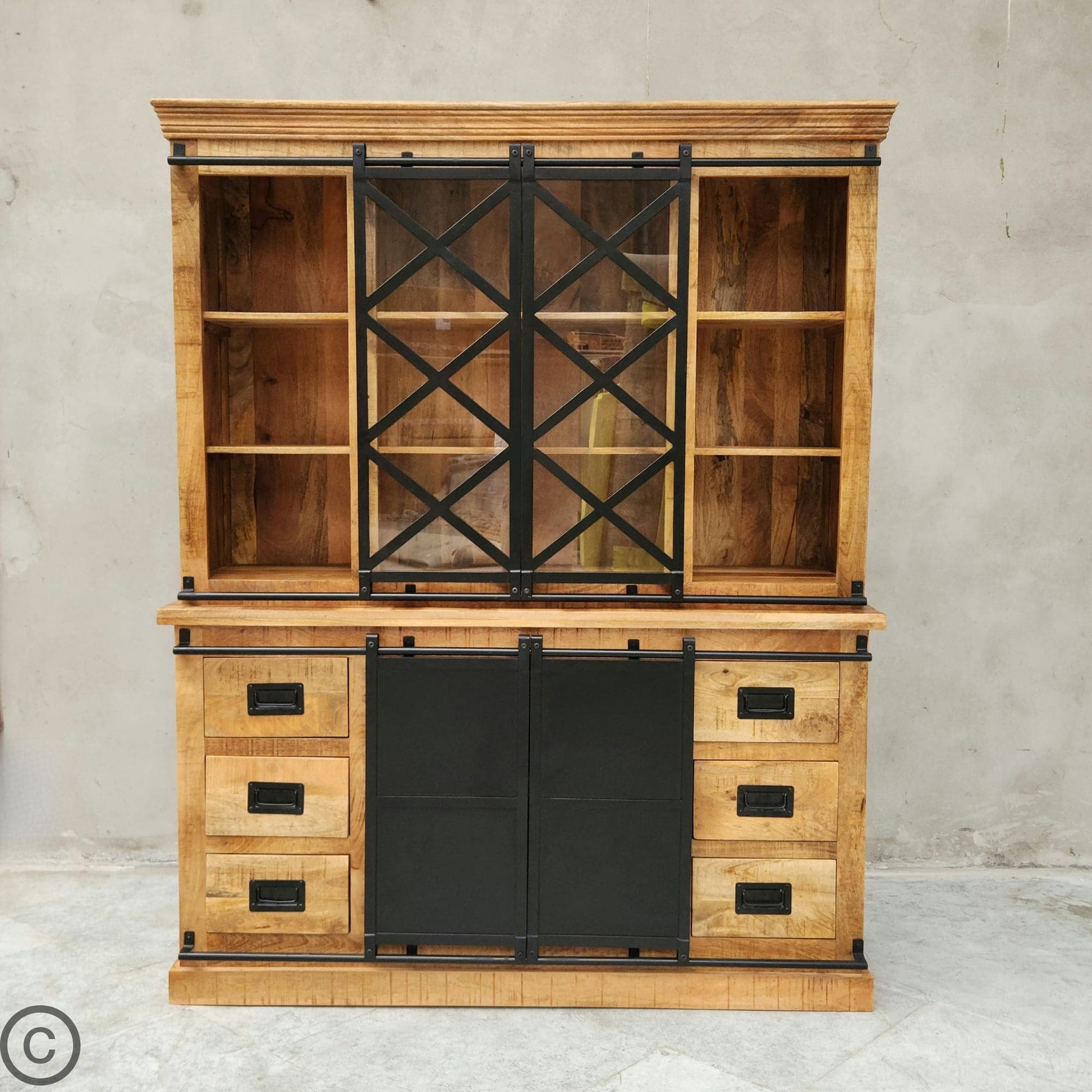 Ce vaisselier industriel a été fabriqué à partir de bois massif de manguier pour sa structure et d'acier et verre pour ses portes coulissantes. Kukuu, meubles industriels de qualité.