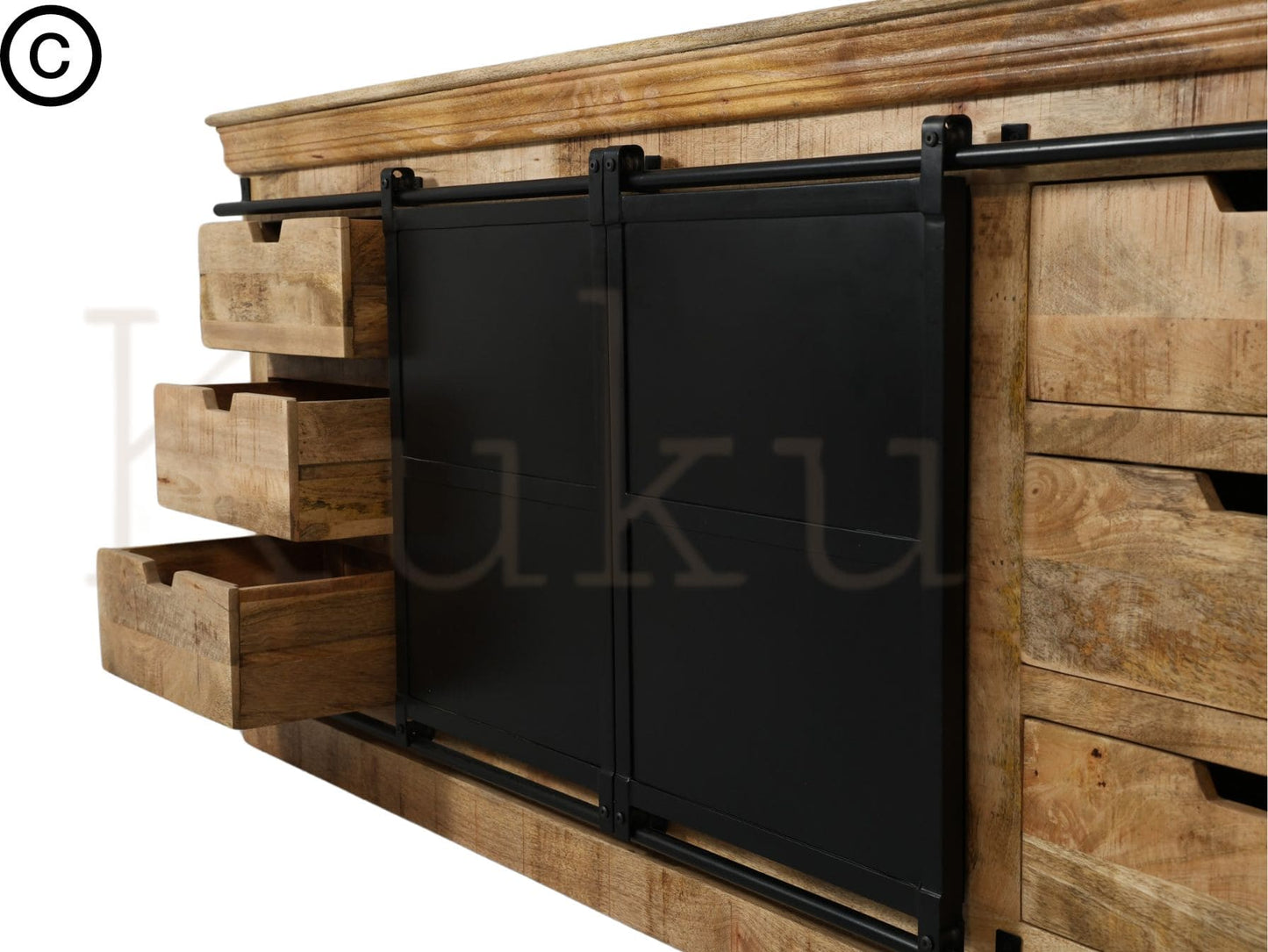 Ce buffet industriel bois massif fait de bois de manguier et métal, est composé de 6 tiroirs en bois, 2 portes coulissantes et de 2 étagères. Dimensions: 200 (L) X 45 (l) X 90 (H) cm. Kukuu, meubles industriels de qualité.