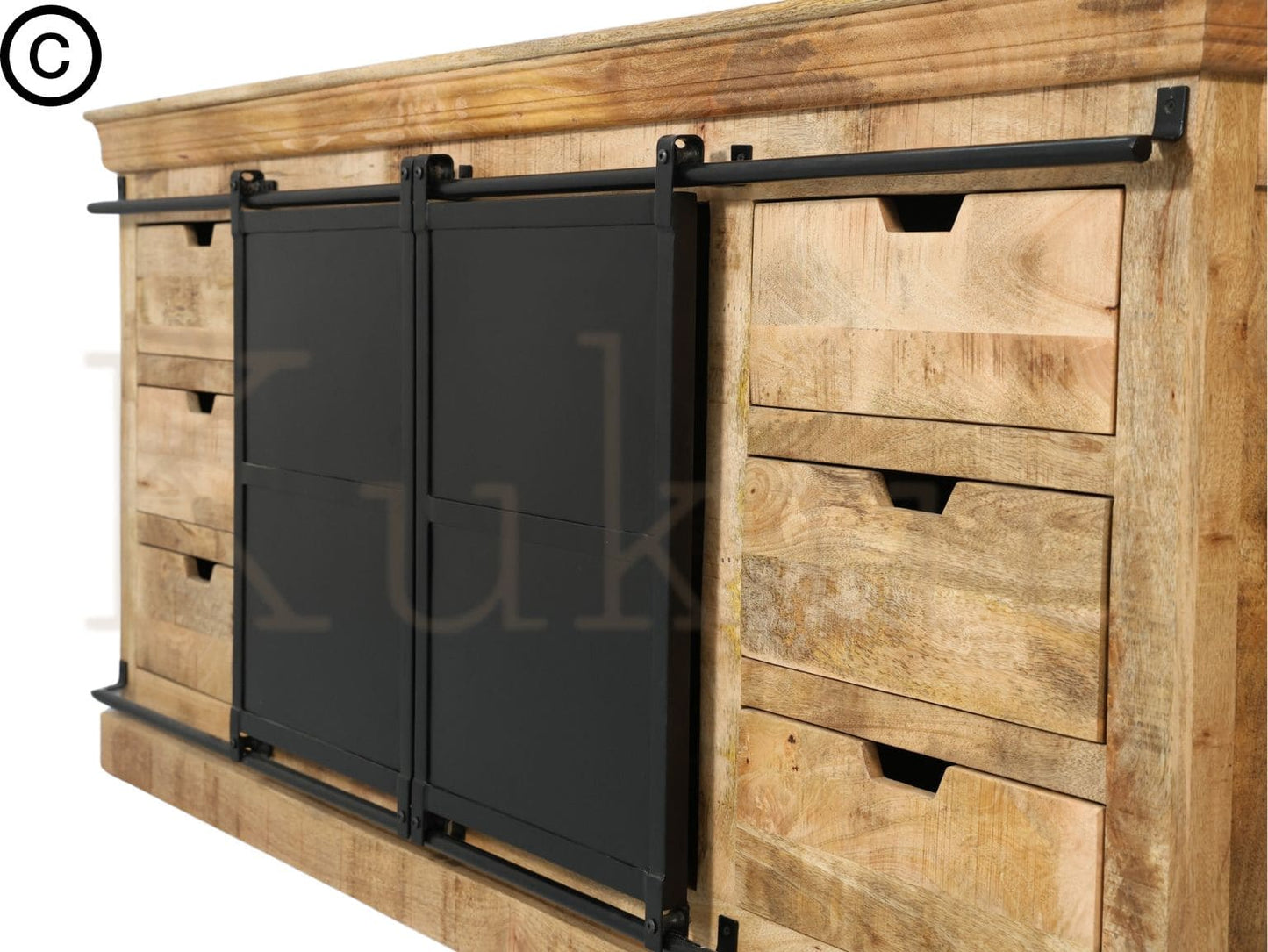 Ce buffet industriel bois massif fait de bois de manguier et métal, est composé de 6 tiroirs en bois, 2 portes coulissantes et de 2 étagères. Dimensions: 200 (L) X 45 (l) X 90 (H) cm. Kukuu, meubles industriels de qualité.