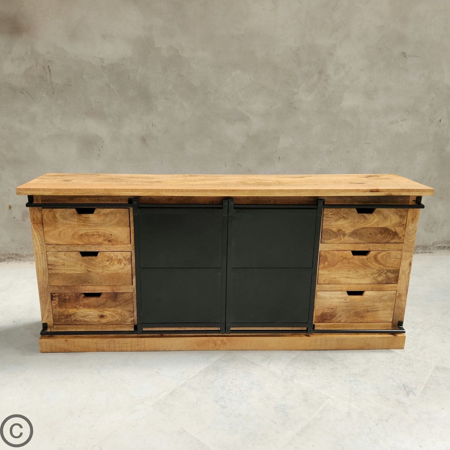 Buffet industriel massif bois et acier à portes coulissantes. Mesures: 200 x 45 x 90 cm. Kukuu, meubles industriels de qualité.