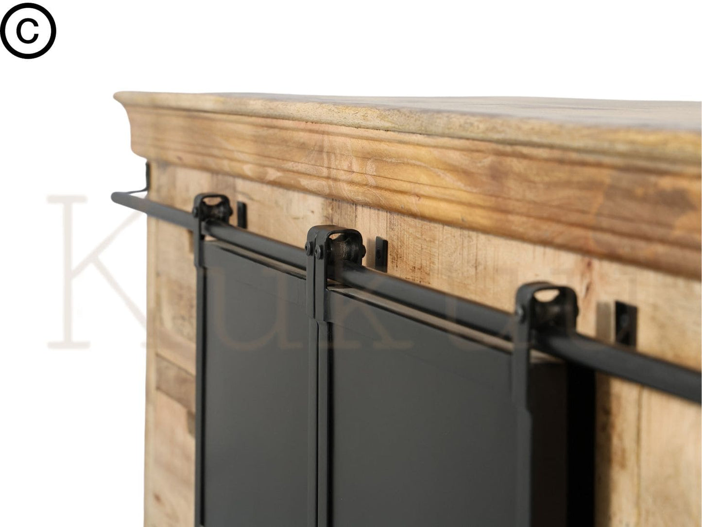 Ce buffet industriel bois massif fait de bois de manguier et métal, est composé de 6 tiroirs en bois, 2 portes coulissantes et de 2 étagères. Dimensions: 200 (L) X 45 (l) X 90 (H) cm. Kukuu, meubles industriels de qualité.