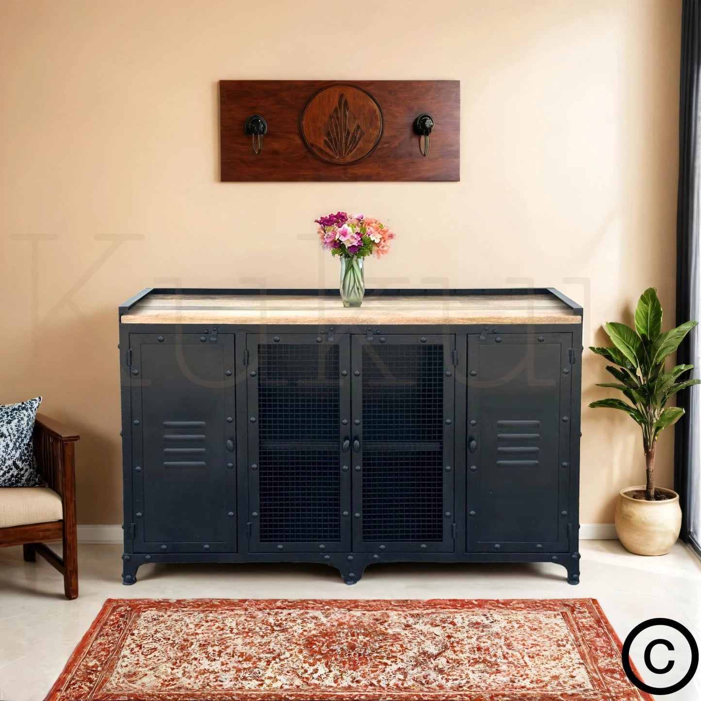 Ce buffet industriel 140 cm a été fabriqué à partir d'une structure en métal et d'un plateau en bois massif de manguier. Il est composé de quatre portes métalliques et d'espaces de rangement. Dimensions: 140 (L) X 45 (l) X 90 (H) cm. Kukuu, boutique en ligne de mobilier industriel et bois massif de qualité supérieur.