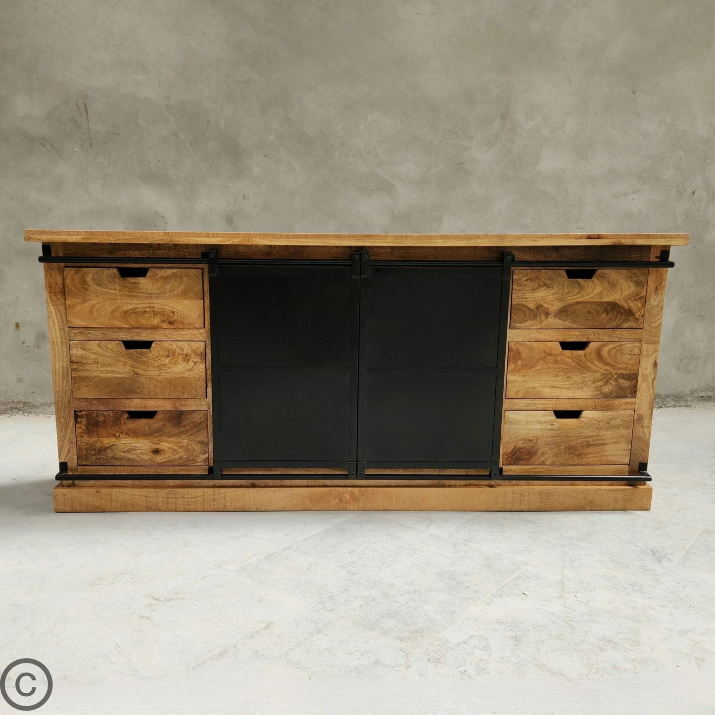 Buffet industriel massif bois et acier à portes coulissantes. Mesures: 200 x 45 x 90 cm. Kukuu, meubles industriels de qualité.