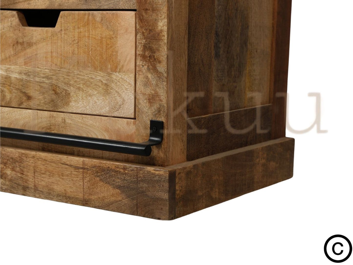 Ce buffet industriel bois massif fait de bois de manguier et métal, est composé de 6 tiroirs en bois, 2 portes coulissantes et de 2 étagères. Dimensions: 200 (L) X 45 (l) X 90 (H) cm. Kukuu, meubles industriels de qualité.