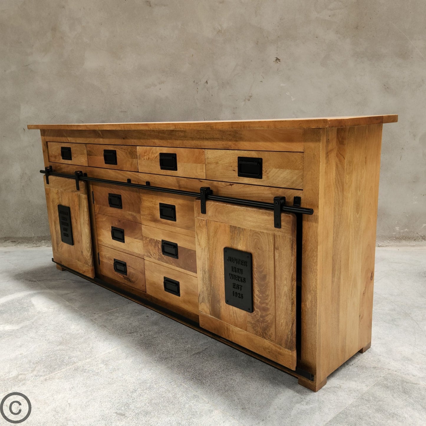 Ce buffet manguier et métal Kukuu a été fabriqué à partir de bois massif de manguier et de métal. Mesures: 200 x 45 x 90 cm. Kukuu, meubles industriels de qualité.