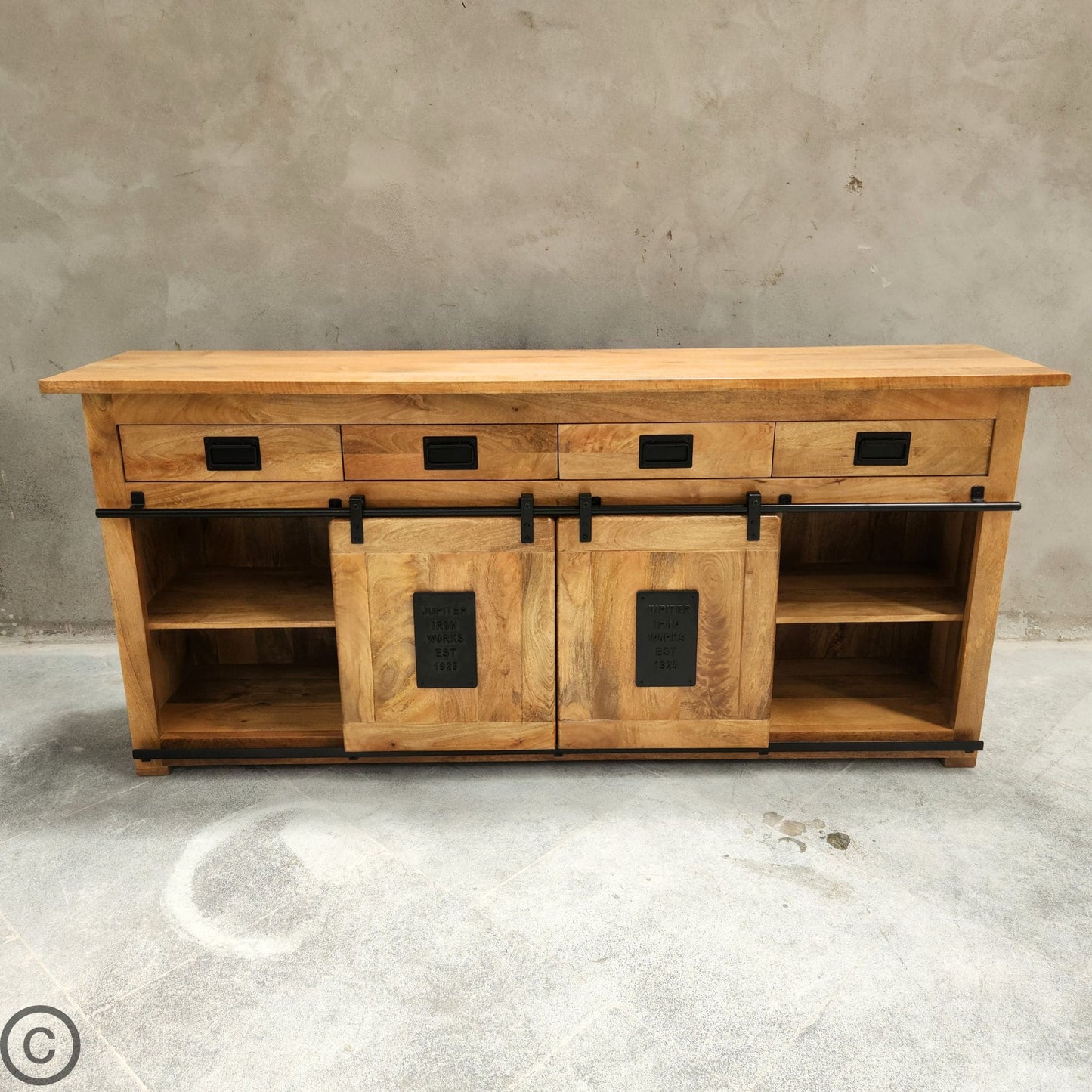Ce buffet manguier et métal Kukuu a été fabriqué à partir de bois massif de manguier et de métal. Mesures: 200 x 45 x 90 cm. Kukuu, meubles industriels de qualité.