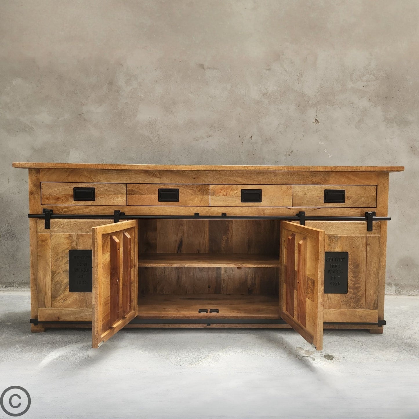 Ce buffet manguier et métal Kukuu a été fabriqué à partir de bois massif de manguier et de métal. Mesures: 200 x 45 x 90 cm. Kukuu, meubles industriels de qualité.