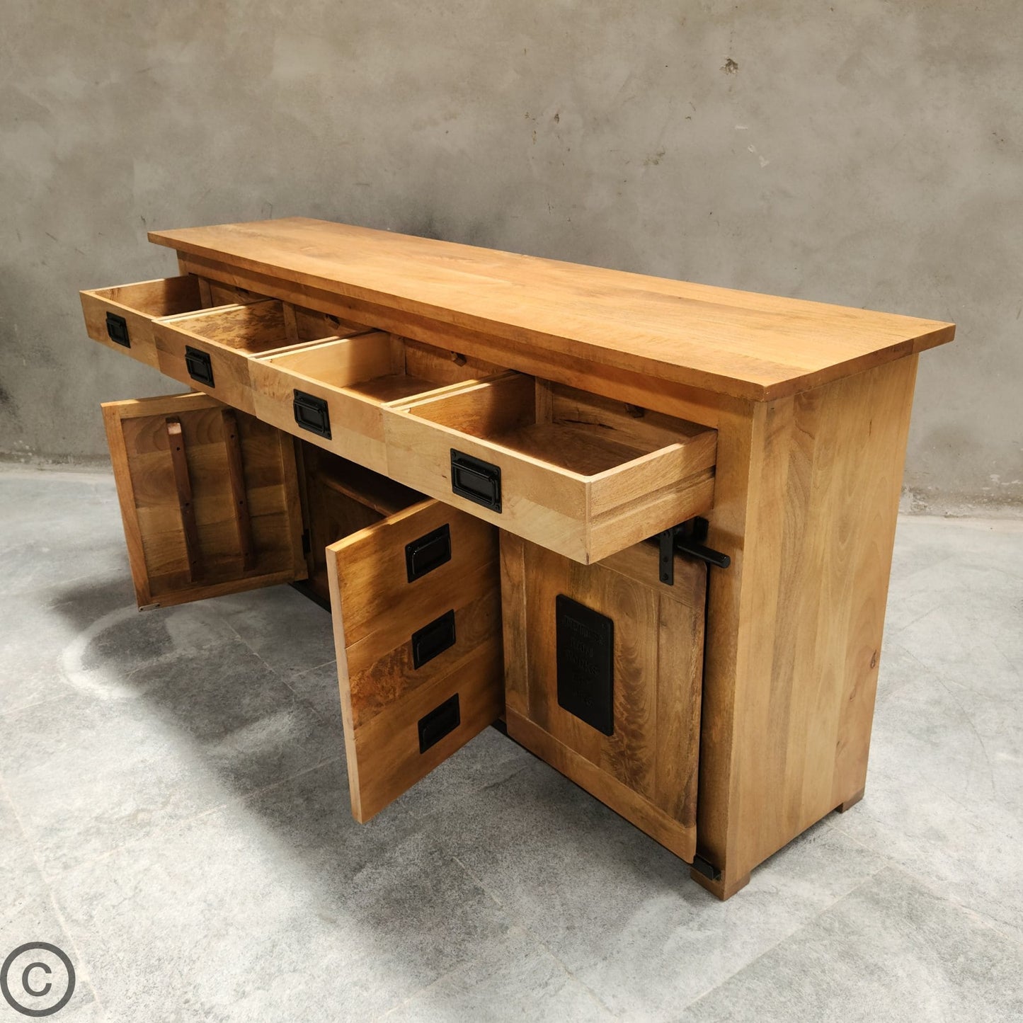 Ce buffet manguier et métal Kukuu a été fabriqué à partir de bois massif de manguier et de métal. Mesures: 200 x 45 x 90 cm. Kukuu, meubles industriels de qualité.