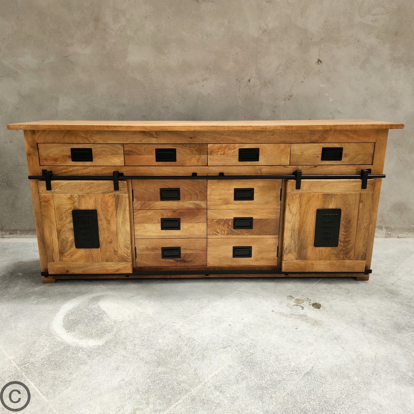 Ce buffet manguier et métal Kukuu a été fabriqué à partir de bois massif de manguier et de métal. Mesures: 200 x 45 x 90 cm. Kukuu, meubles industriels de qualité.