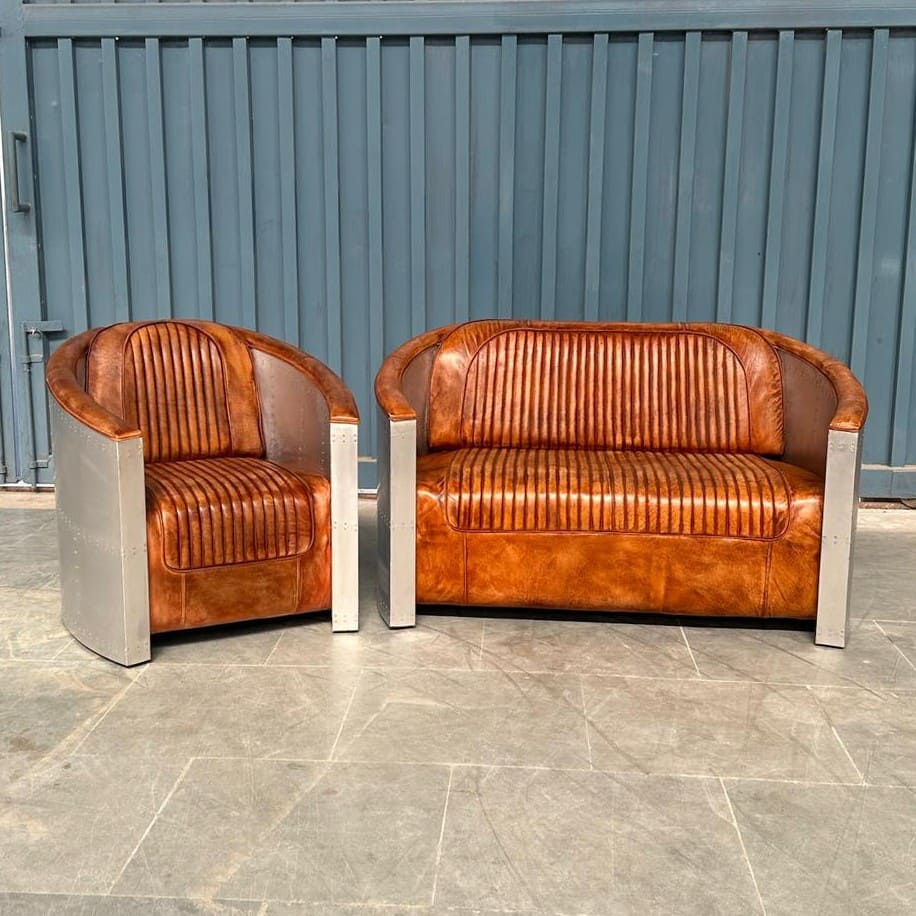 Le set fauteuil et canapé 2 places aviateur en cuir véritable de buffle de Kukuu est une collection de mobilier haut de gamme qui marie parfaitement l'élégance vintage avec un esprit industriel. Kukuu, meubles industriels.