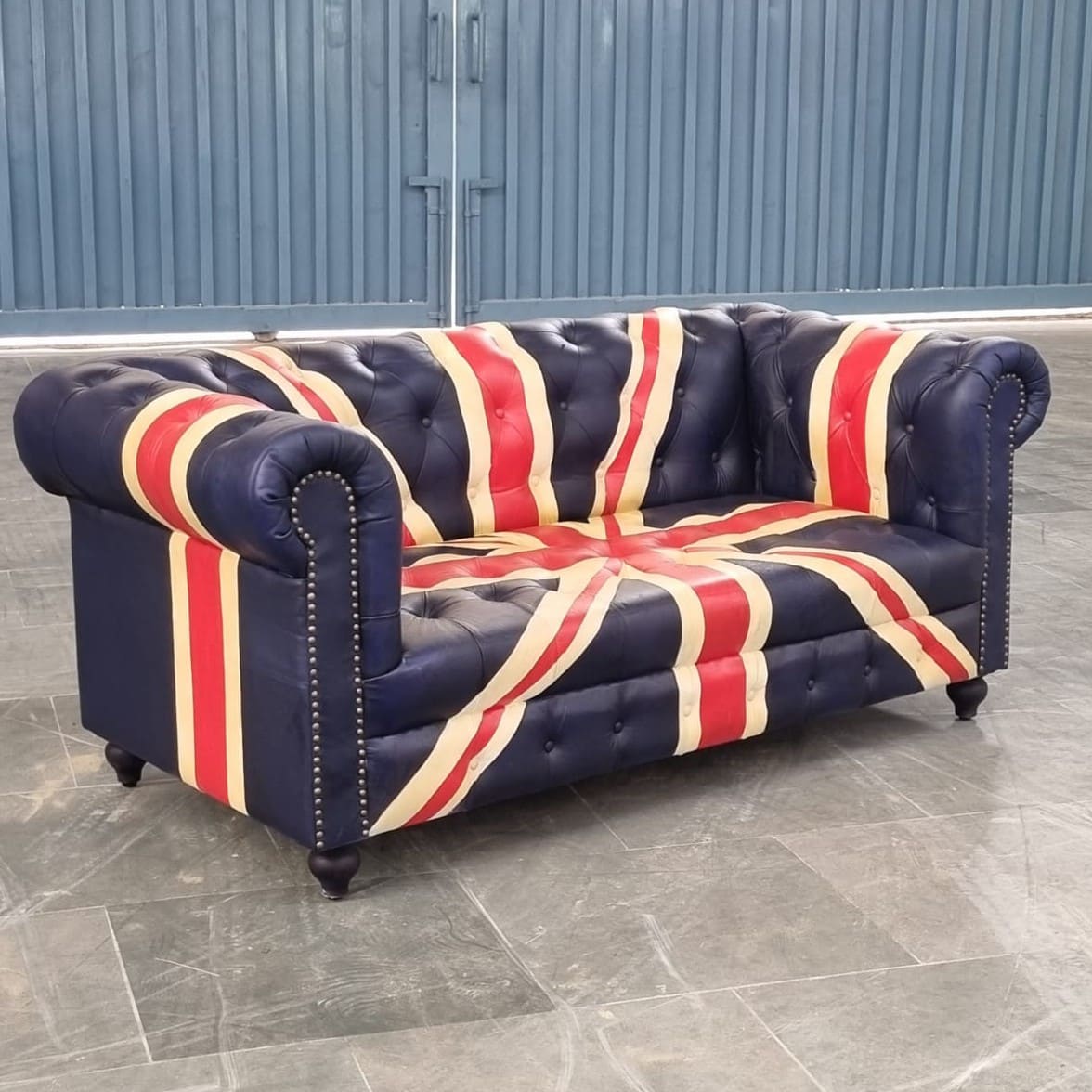 Le canapé Chesterfield Union Jack 2 places de Kukuu est un véritable symbole de sophistication et d’audace.