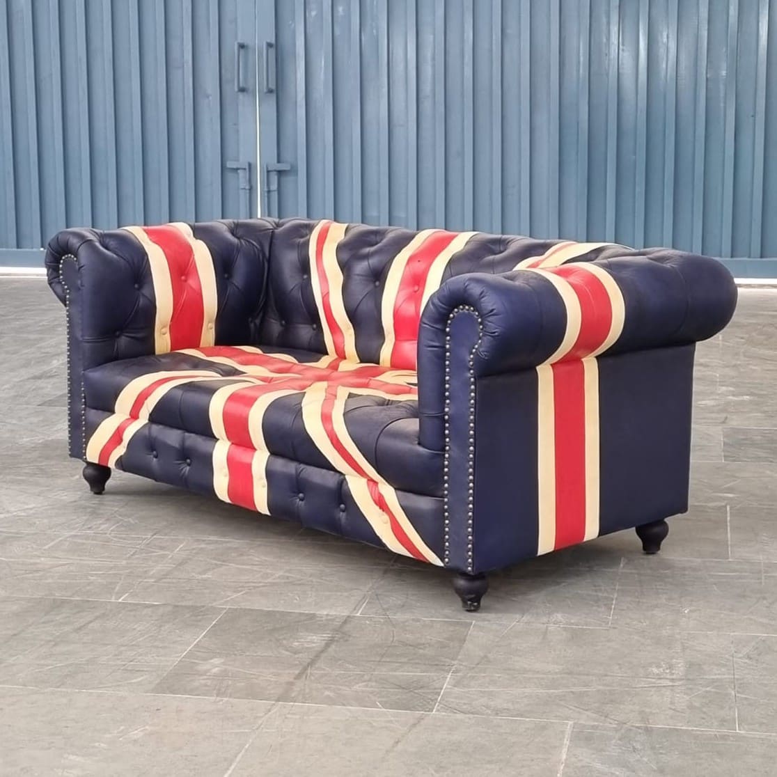Le canapé Chesterfield Union Jack 2 places de Kukuu est un véritable symbole de sophistication et d’audace.
