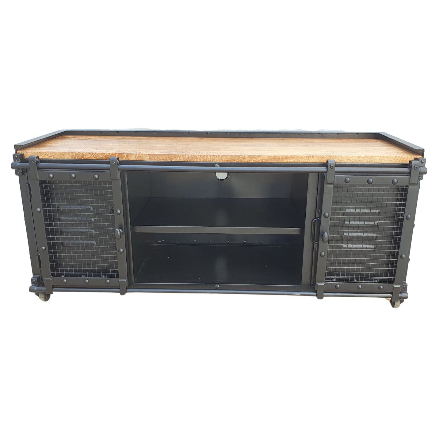 Découvrez le meuble tv industriel à roulettes BLAST avec portes coulissantes, un choix élégant et moderne pour votre salon. Kukuu, meubles industriels de qualité.