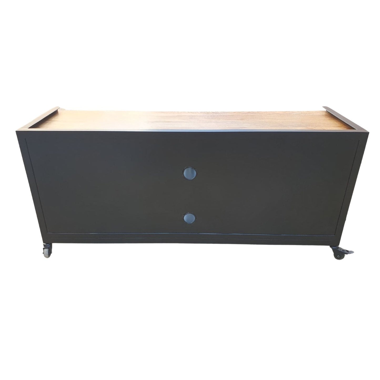 Découvrez le meuble tv industriel à roulettes BLAST avec portes coulissantes, un choix élégant et moderne pour votre salon. Kukuu, meubles industriels de qualité.