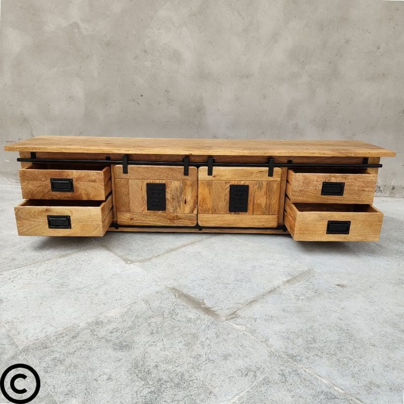 Découvrez notre meuble tv style industriel avec portes coulissantes, le choix idéal pour ajouter une touche de style et de fonctionnalité à votre espace de divertissement. Kukuu, meubles industriels de qualité.