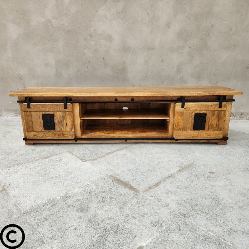 Découvrez notre meuble tv style industriel avec portes coulissantes, le choix idéal pour ajouter une touche de style et de fonctionnalité à votre espace de divertissement. Kukuu, meubles industriels de qualité.