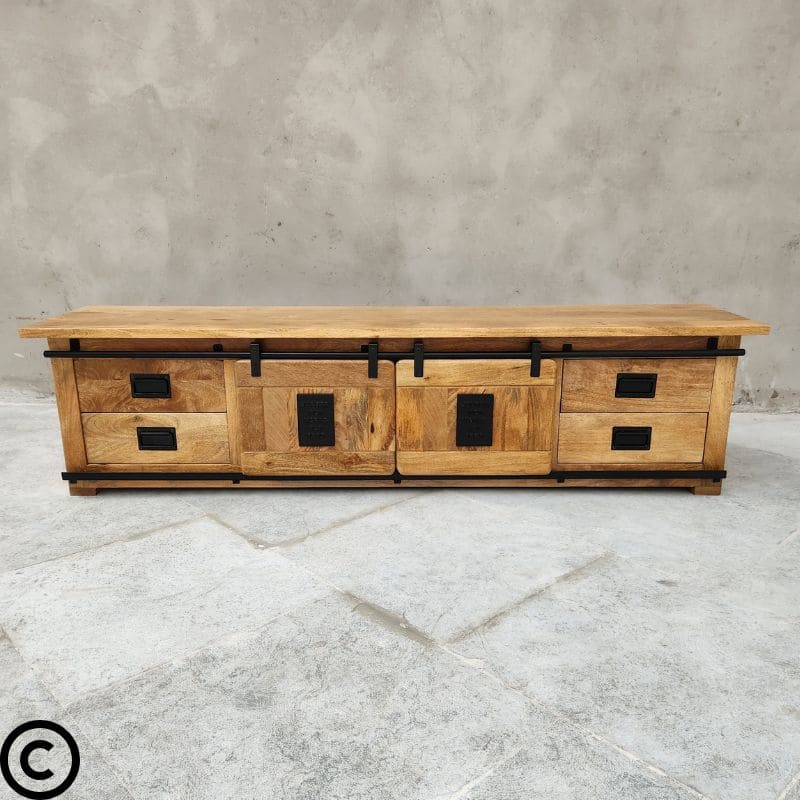 Découvrez notre meuble tv style industriel avec portes coulissantes, le choix idéal pour ajouter une touche de style et de fonctionnalité à votre espace de divertissement. Kukuu, meubles industriels de qualité.