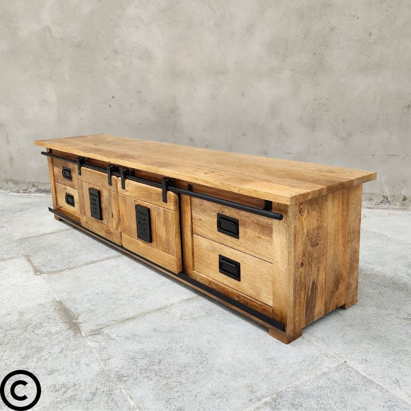 Découvrez notre meuble tv style industriel avec portes coulissantes, le choix idéal pour ajouter une touche de style et de fonctionnalité à votre espace de divertissement. Kukuu, meubles industriels de qualité.