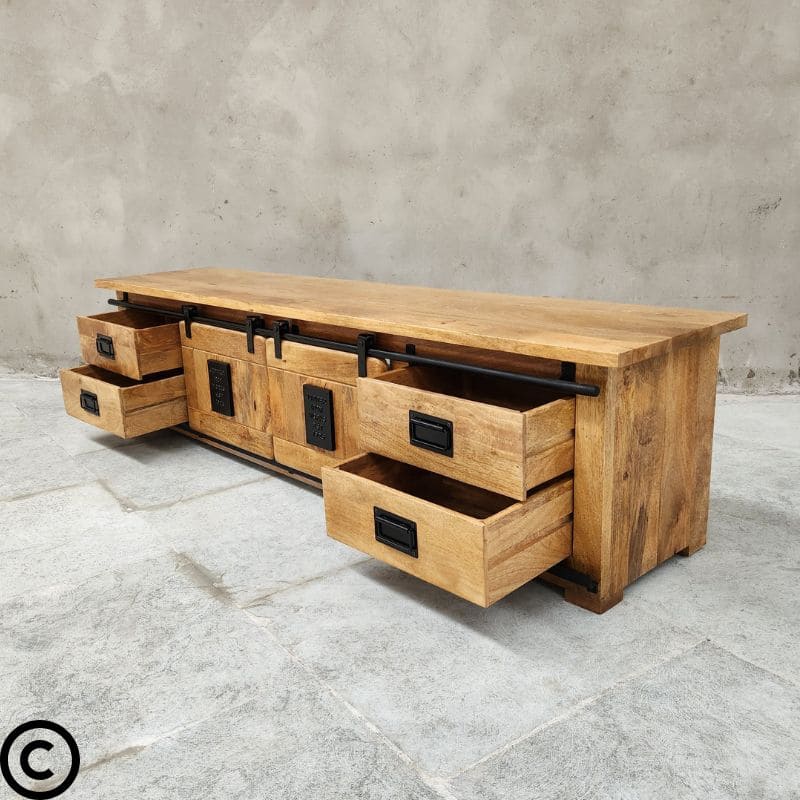 Découvrez notre meuble tv style industriel avec portes coulissantes, le choix idéal pour ajouter une touche de style et de fonctionnalité à votre espace de divertissement. Kukuu, meubles industriels de qualité.