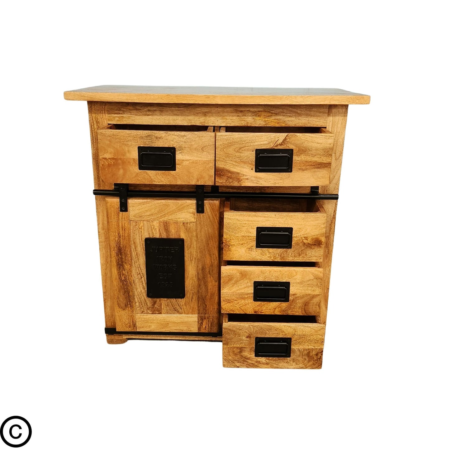 Ce petit buffet industriel fait de bois massif de manguier et métal, est composé de 5 tiroirs en bois et 1 porte coulissante. Dimensions: 90 (L) X 45 (l) X 90 (H) cm. Kukuu, meubles industriels de qualité.