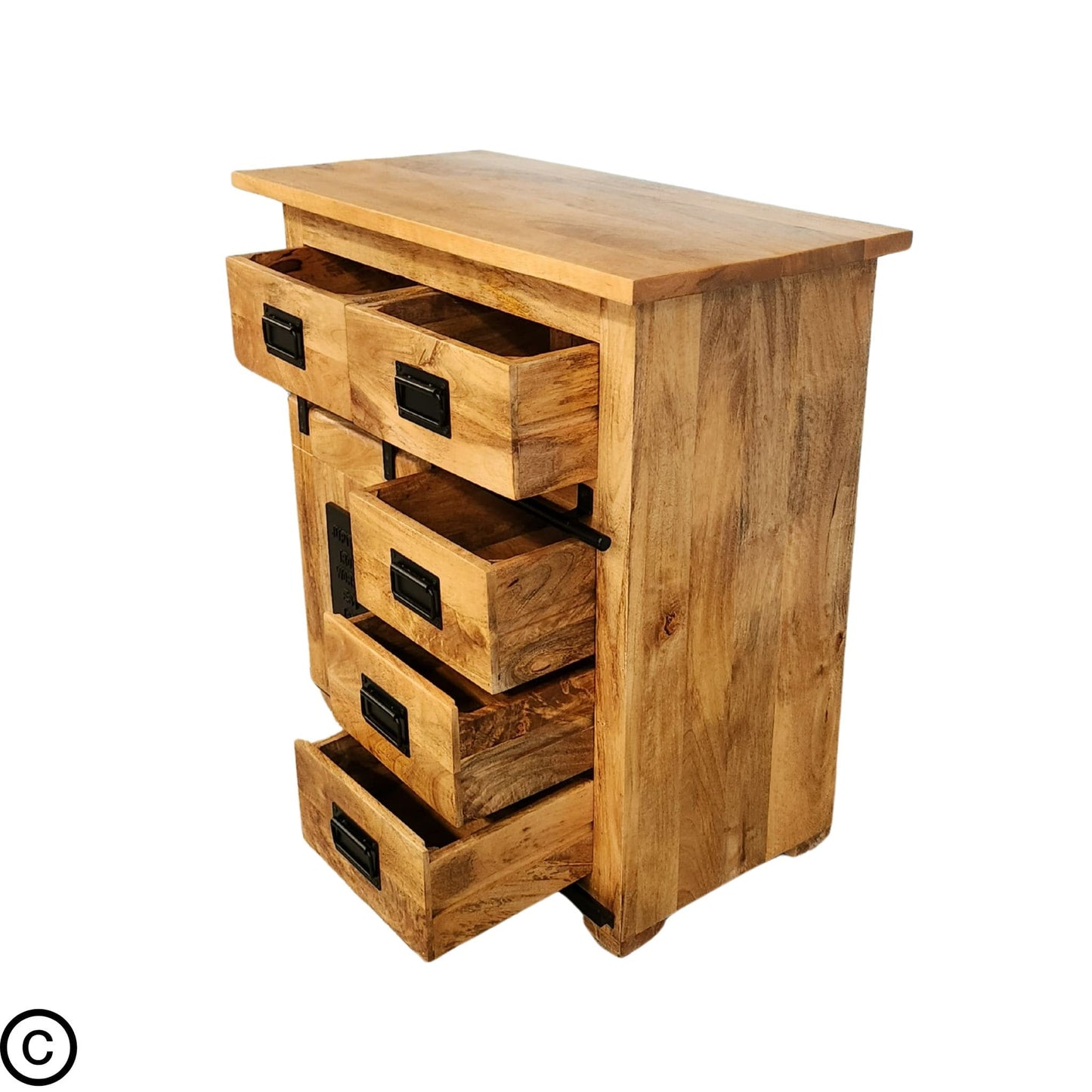 Ce petit buffet industriel fait de bois massif de manguier et métal, est composé de 5 tiroirs en bois et 1 porte coulissante. Dimensions: 90 (L) X 45 (l) X 90 (H) cm. Kukuu, meubles industriels de qualité.