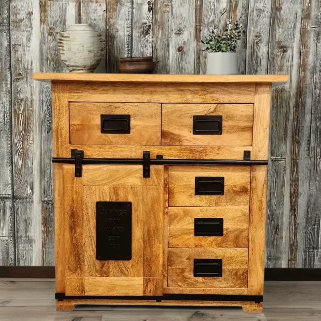 Ce petit buffet industriel fait de bois massif de manguier et métal, est composé de 5 tiroirs en bois et 1 porte coulissante. Dimensions: 90 (L) X 45 (l) X 90 (H) cm. Kukuu, meubles industriels de qualité.