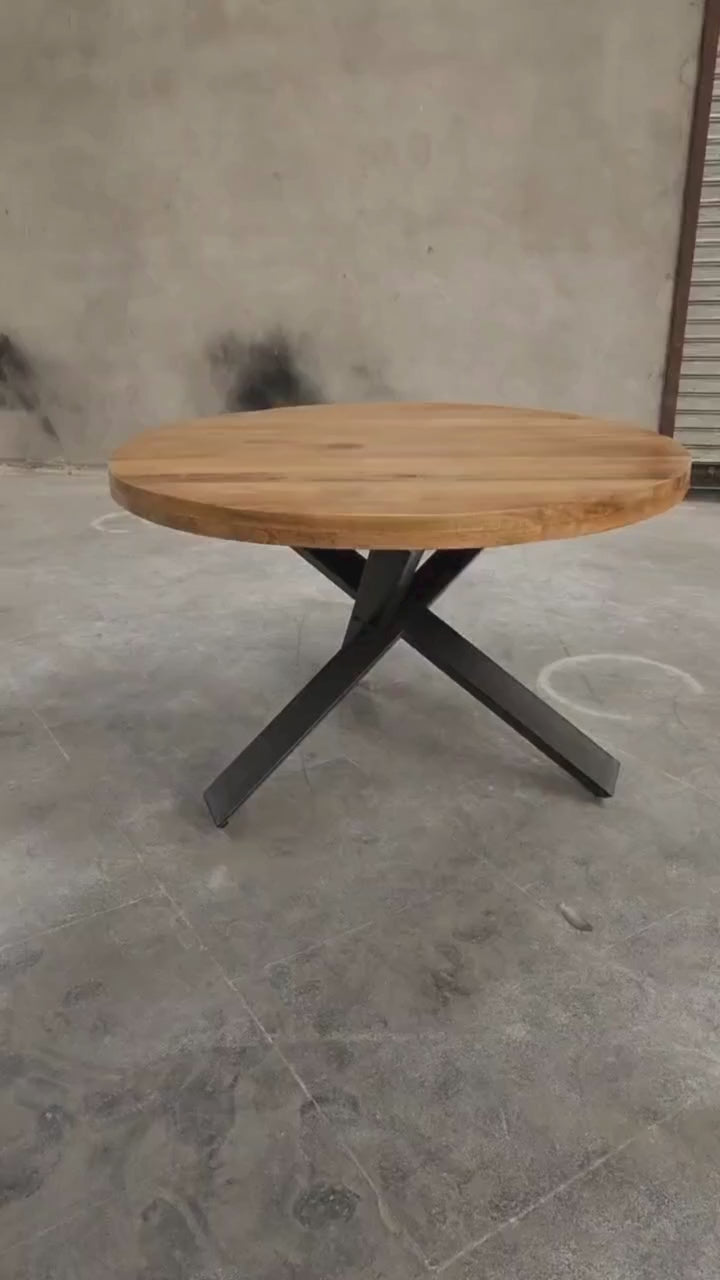 Optez pour notre superbe table industrielle ronde en manguier pour apporter une touche moderne et élégante à votre espace.