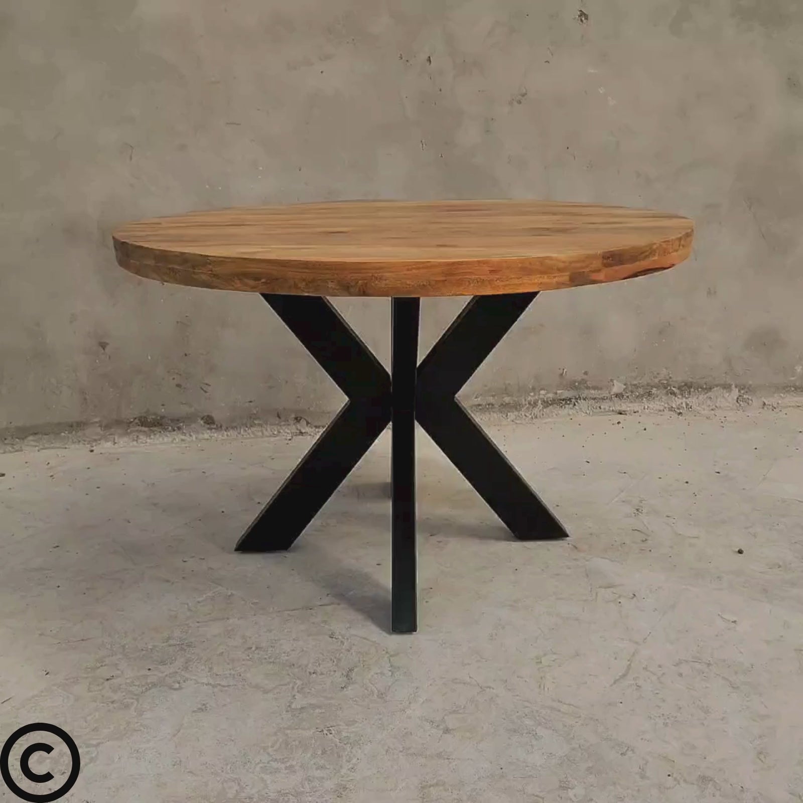 Apportez une touche de raffinement naturel et de modernité à votre intérieur avec cette magnifique table industrielle ronde by Kukuu, idéale pour créer une ambiance chaleureuse et conviviale.