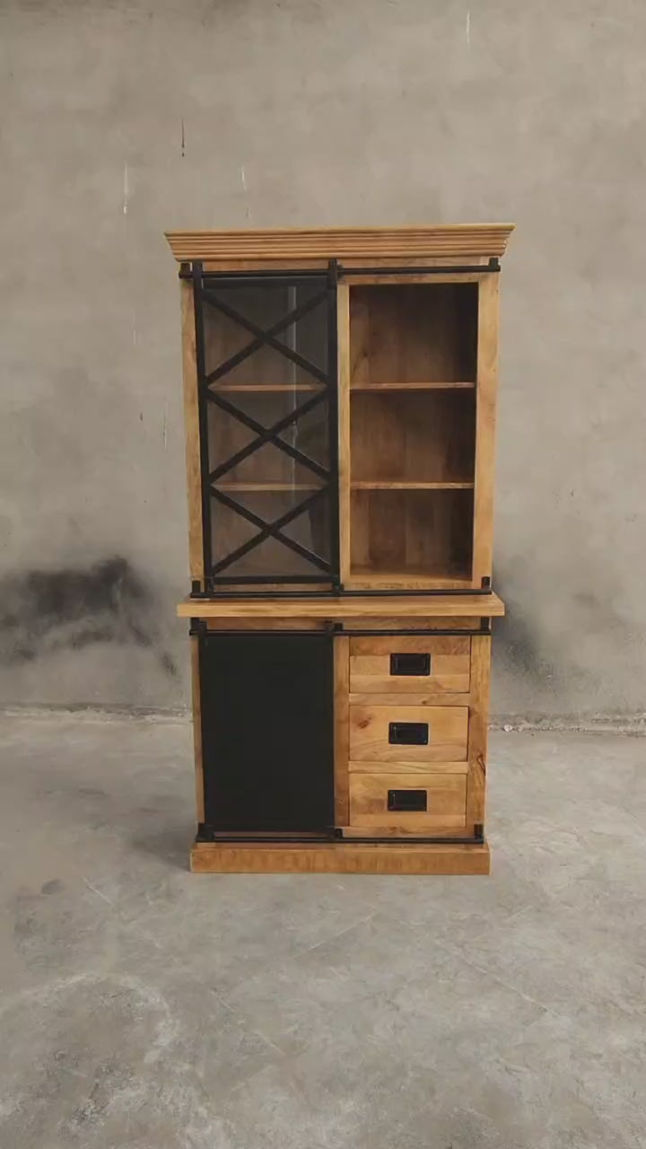 Notre vaisselier industriel 100 cm a été fabriqué en bois massif de manguier et acier. Mesures: 100 x 45 x 200 cm. Kukuu, meubles industriels de qualité.