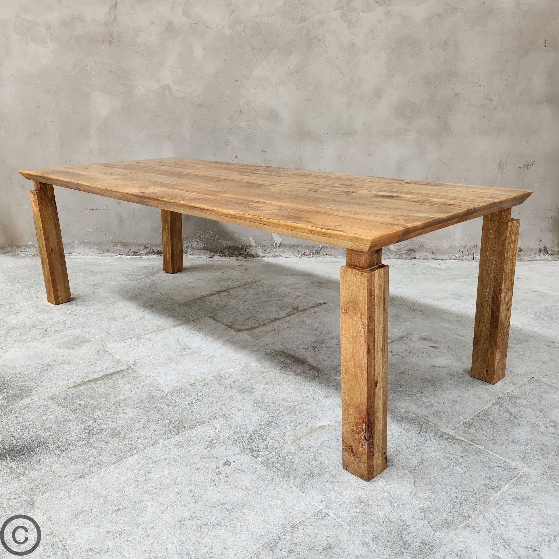 Table à manger rectangulaire en bois de manguier massif, au design sobre et naturel, avec pieds épais assortis. Kukuu, meubles d'intérieur de qualité.