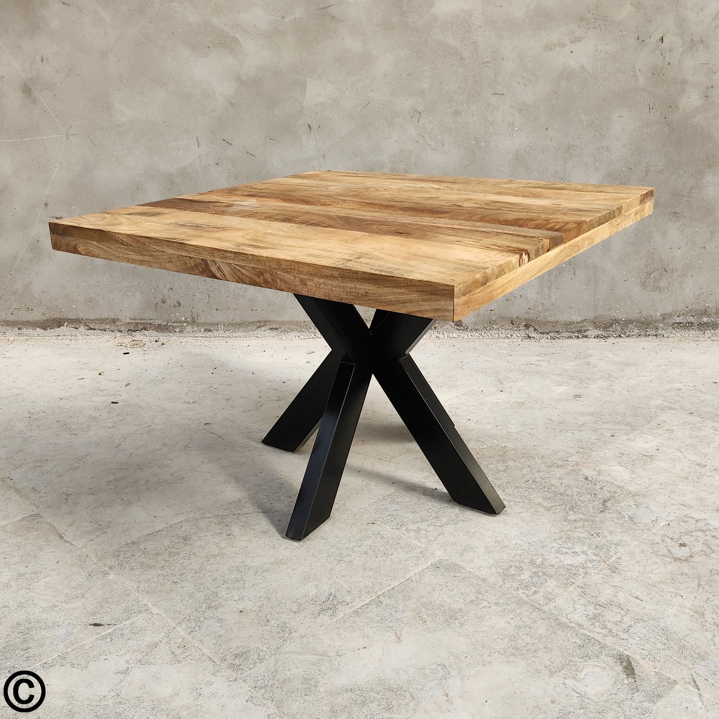 Apportez une touche de raffinement naturel et de modernité à votre intérieur avec cette magnifique table industrielle carrée idéale pour créer une ambiance chaleureuse et conviviale. Kukuu, meubles industriels de qualité.