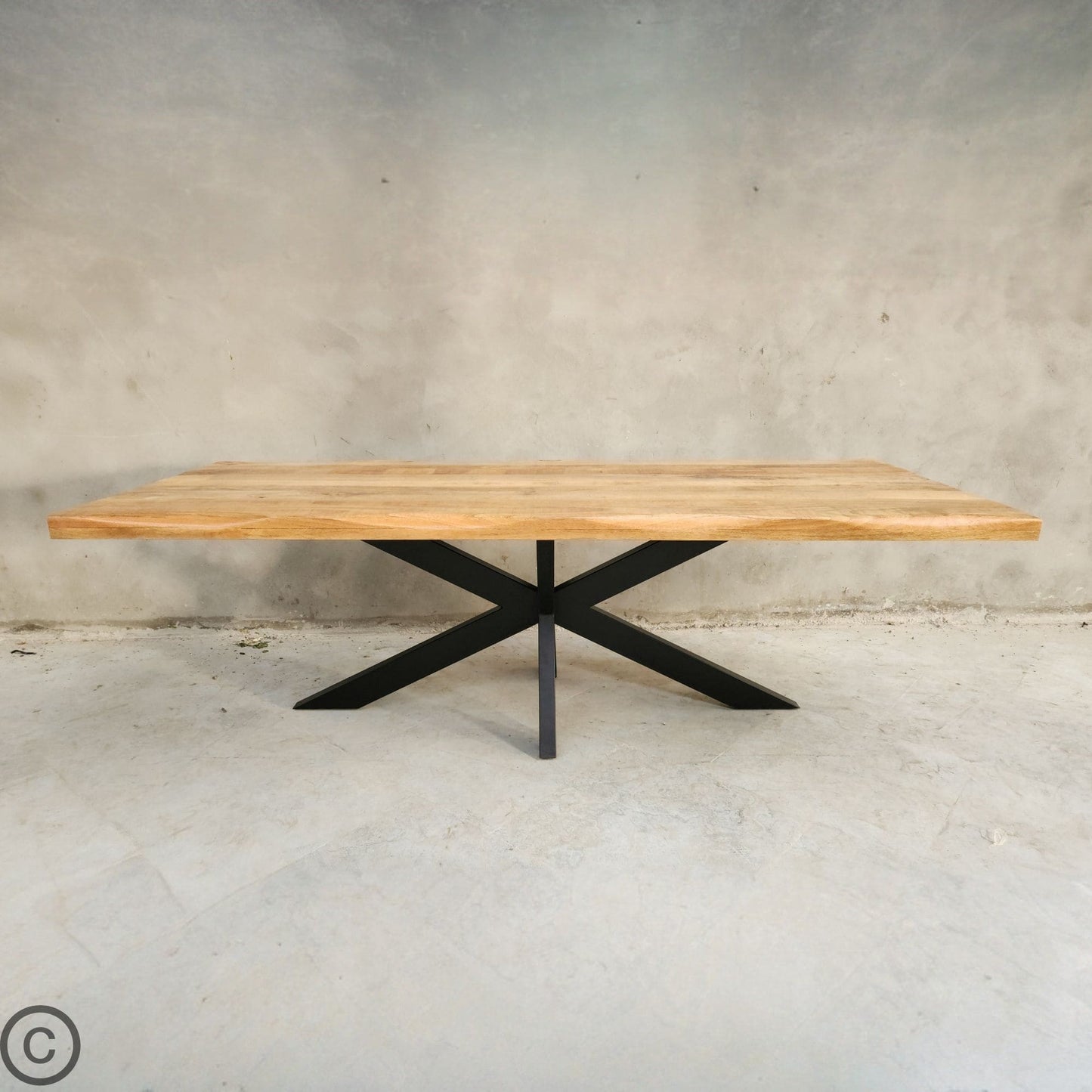 La table à manger industrielle Kukuu a été fabriquée à partir d'acier et bois de manguier. Disponible en 160, 180 et 240 cm. Kukuu, meubles industriels de qualité.