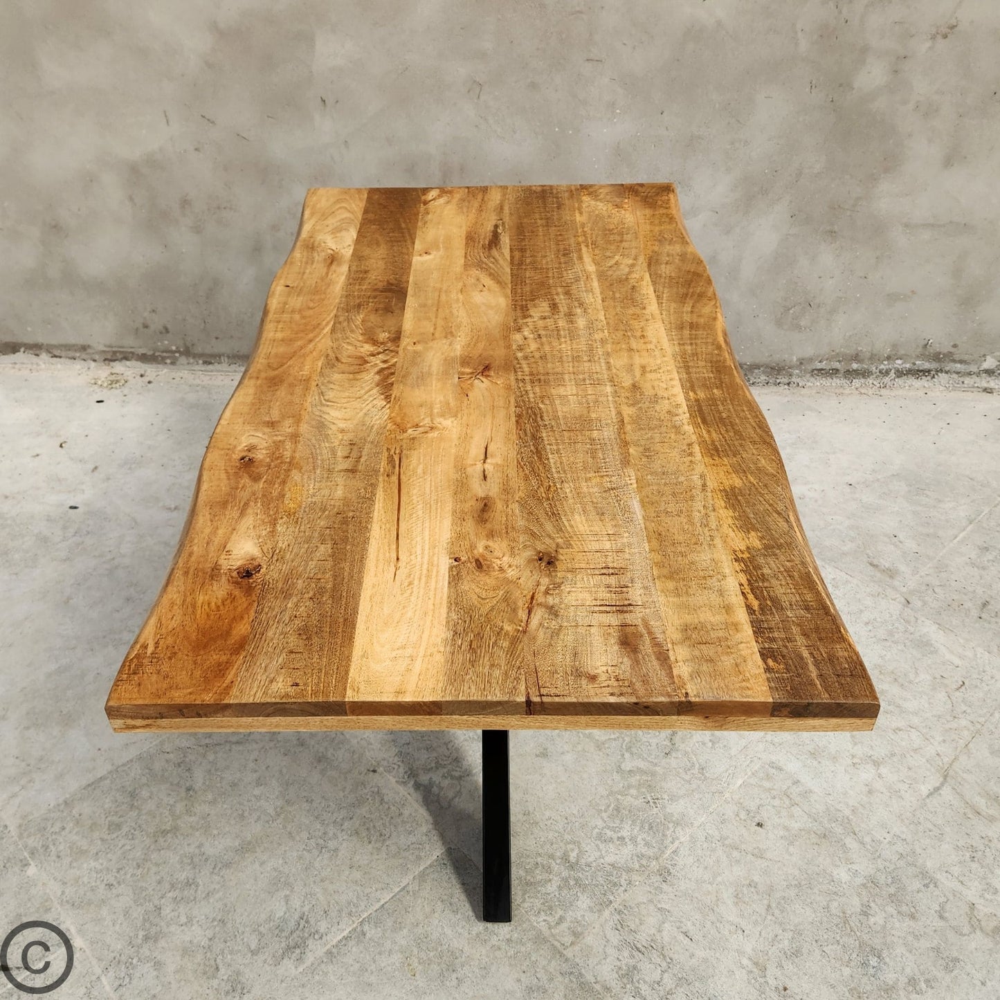 La table à manger industrielle Kukuu a été fabriquée à partir d'acier et bois de manguier. Disponible en 160, 180 et 240 cm. Kukuu, meubles industriels de qualité.