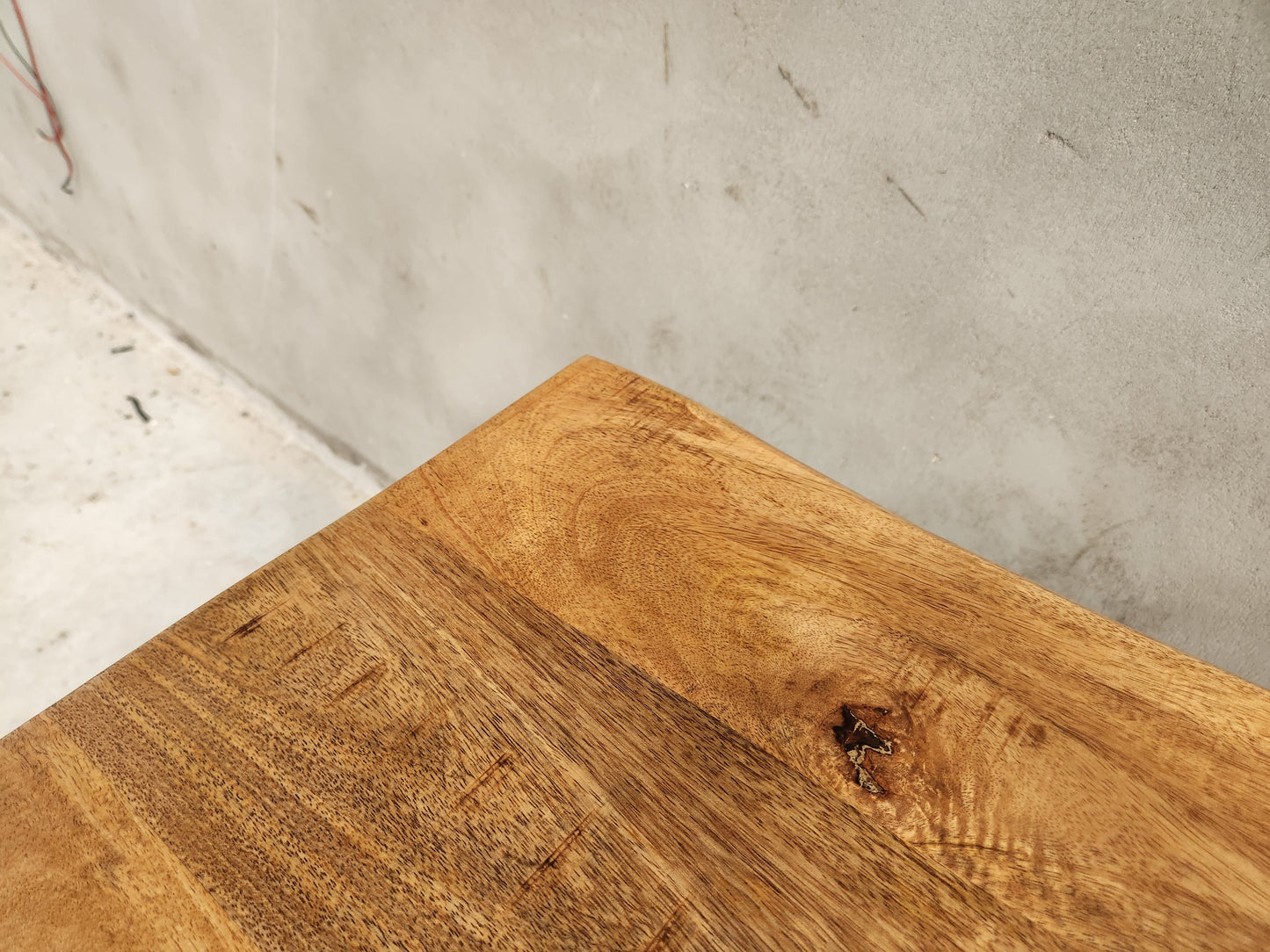 La table à manger industrielle Kukuu a été fabriquée à partir d'acier et bois de manguier. Disponible en 160, 180 et 240 cm. Kukuu, meubles industriels de qualité.