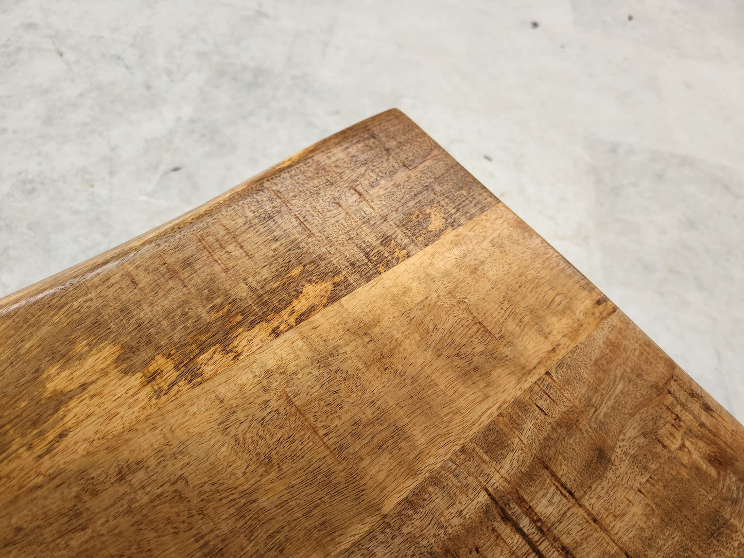 La table à manger industrielle Kukuu a été fabriquée à partir d'acier et bois de manguier. Disponible en 160, 180 et 240 cm. Kukuu, meubles industriels de qualité.