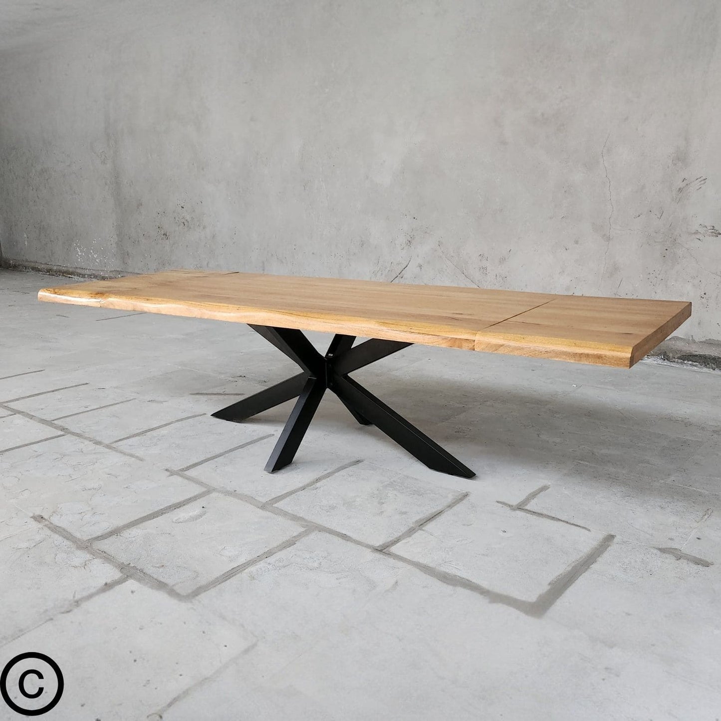 Table extensible industrielle Kukuu 200-300 cm en manguier et métal. Pied Mikado design, idéal pour recevoir.