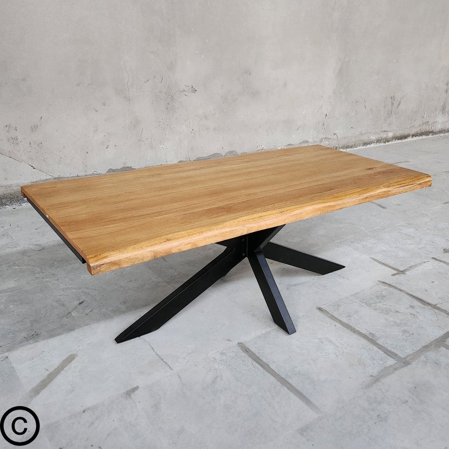 Table extensible industrielle Kukuu 200-300 cm en manguier et métal. Pied Mikado design, idéal pour recevoir.
