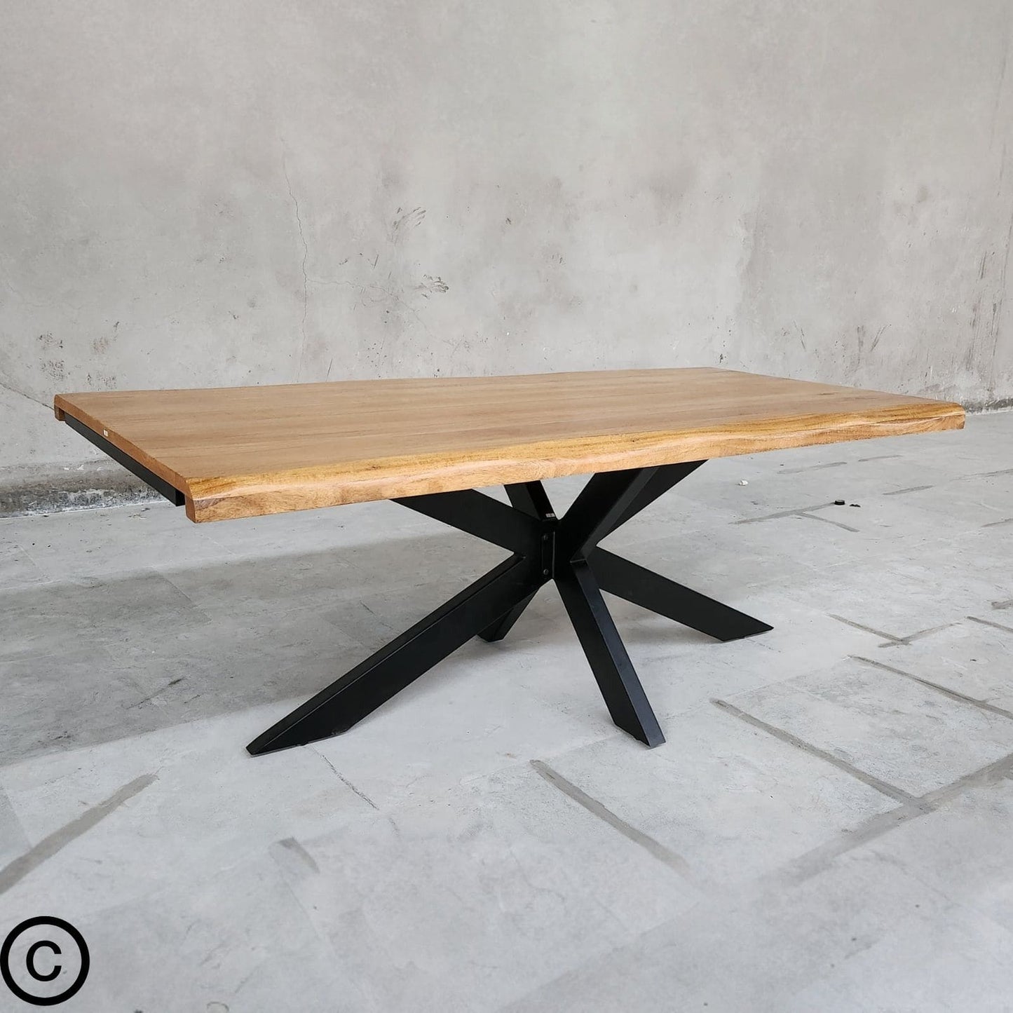 Table extensible industrielle Kukuu 200-300 cm en manguier et métal. Pied Mikado design, idéal pour recevoir.